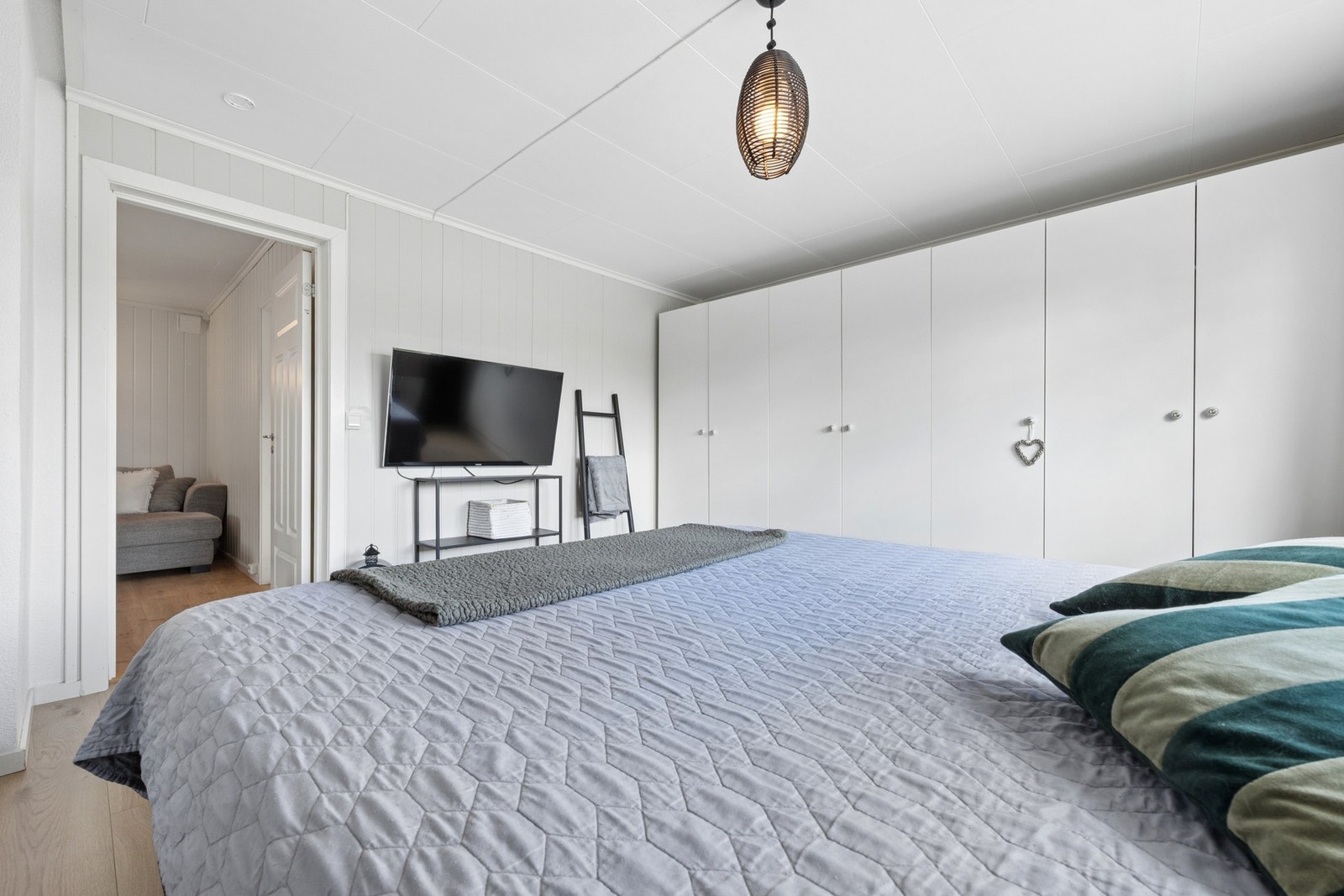 Rommet har fine lysforhold og gode garderobemuligheter. Galleribilde