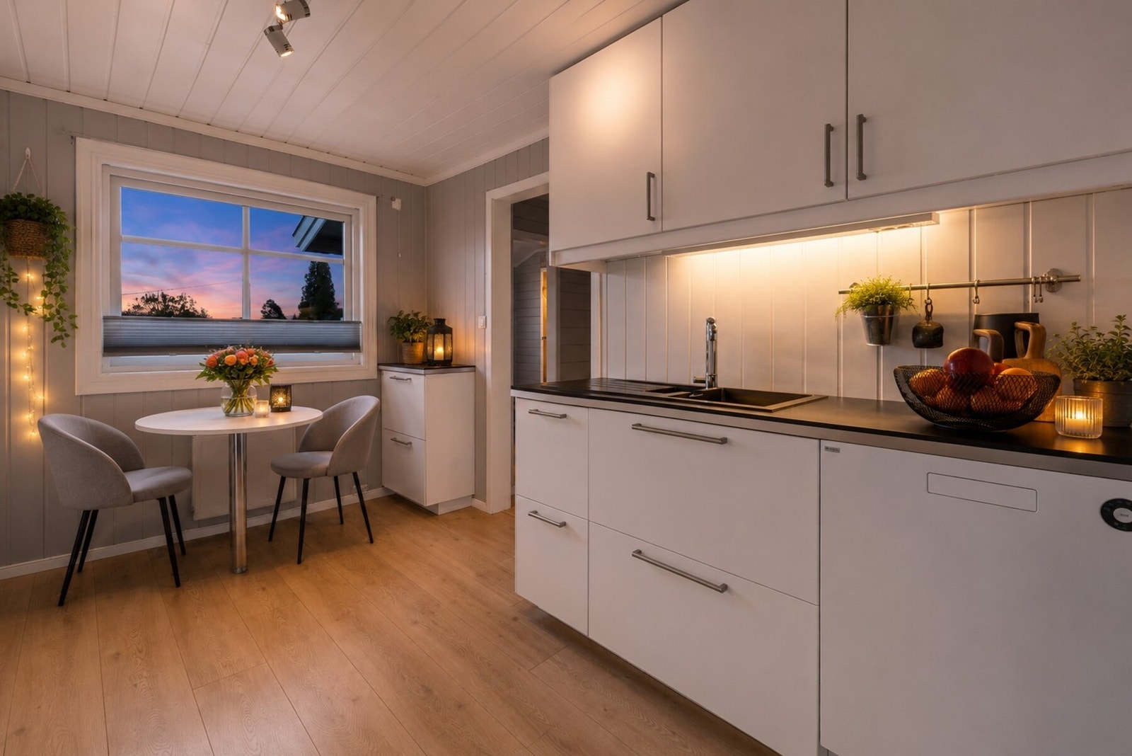 Illustrasjonsfoto med digital styling av spiseplass og dekorative elementer Galleribilde