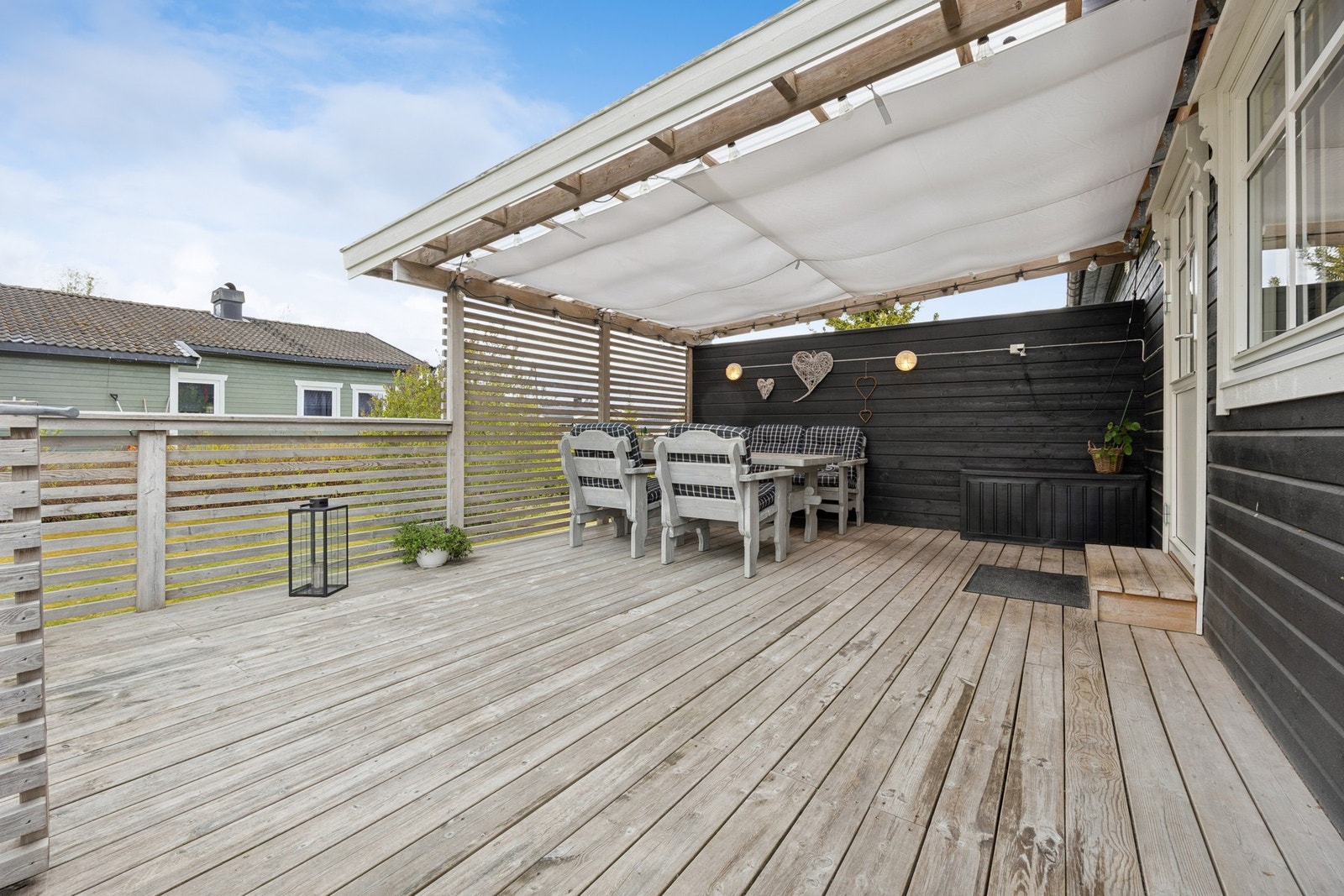 Boligen har en stor og innbydende terrasse med god plass til sittegruppe og utemøbler. Galleribilde