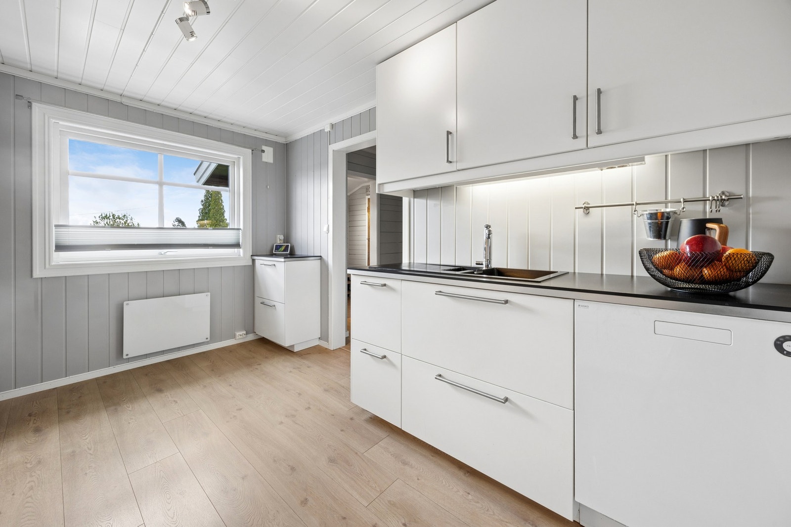 Vindu ved arbeidsområdet sørger for gode lysforhold. Galleribilde