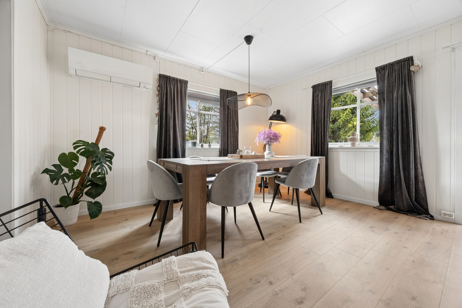 Fra stuen er det utgang til terrasse, som gir en naturlig forlengelse av oppholdsrommet i sommerhalvåret. Galleribilde