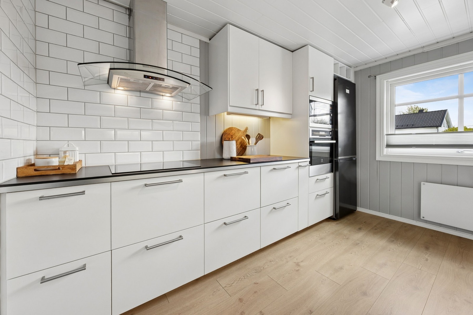 Pent og moderne kjøkken med slette fronter, godt med skapplass og fine arbeidsflater. Galleribilde