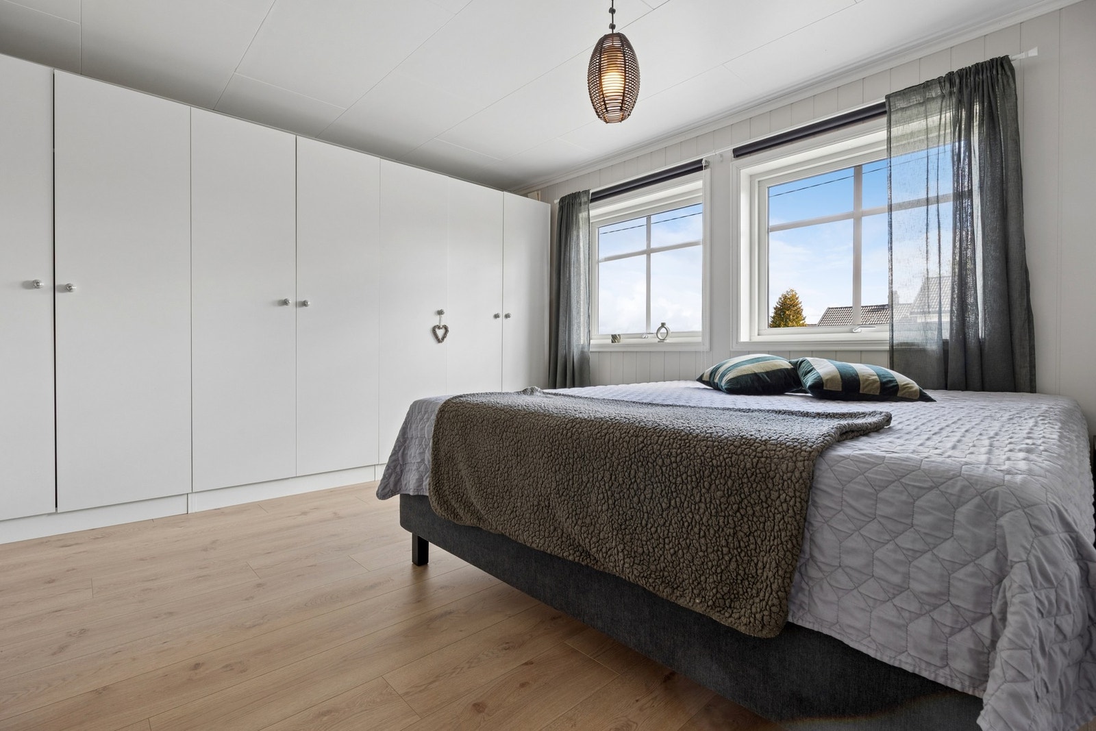 Hovedsoverom med store vindusflater som slipper inn rikelig med naturlig lys. Galleribilde