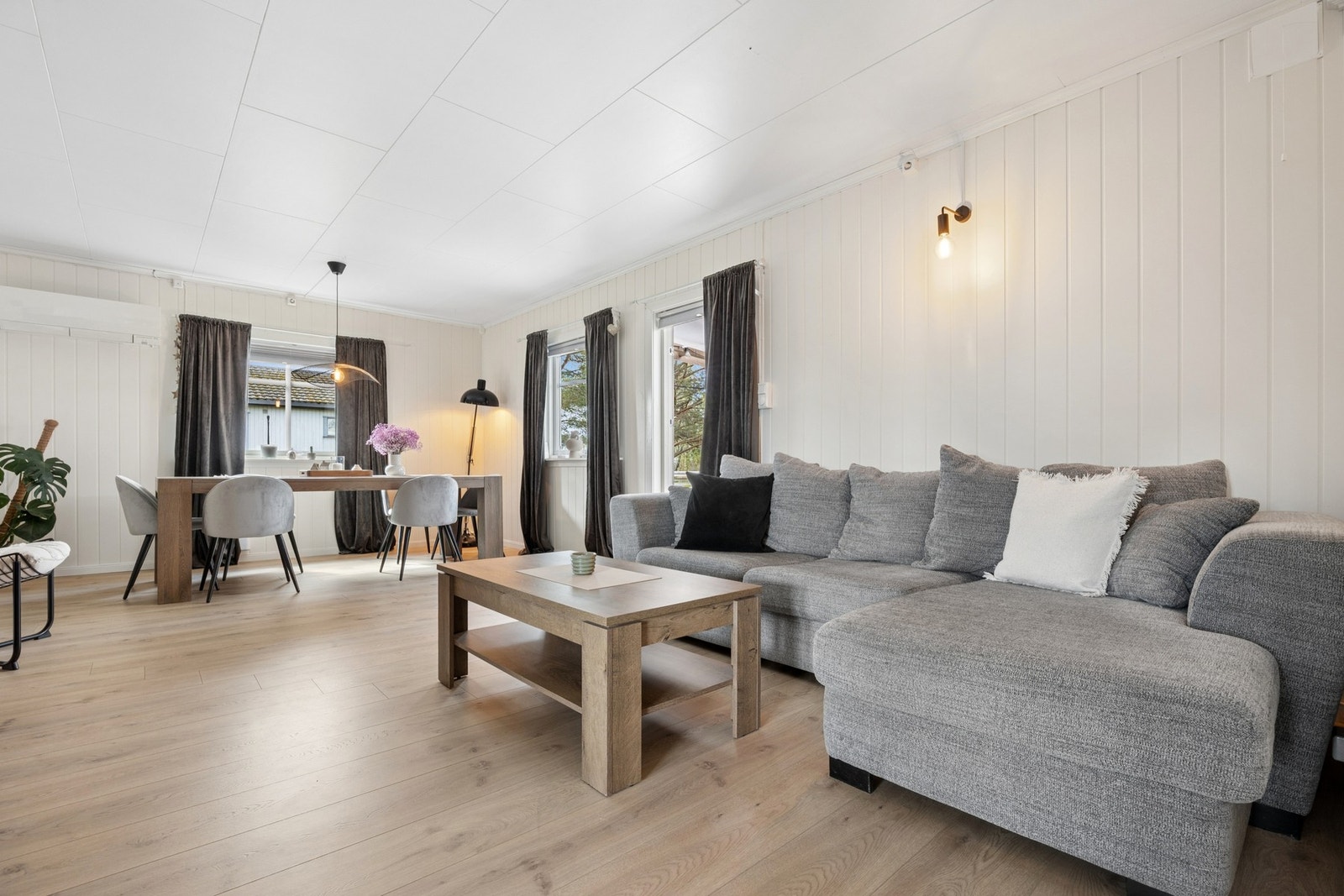 Romslig stue med gode møbleringsmuligheter og plass til å innrede etter eget ønske. Galleribilde