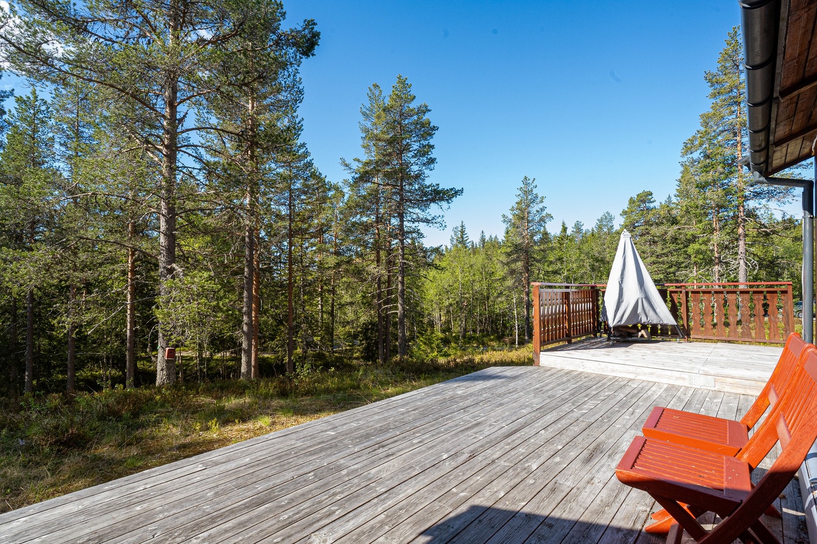 Stor terrasse ved hytta - her kan du nyte rolige dager i naturskjønne omgivelser Galleribilde