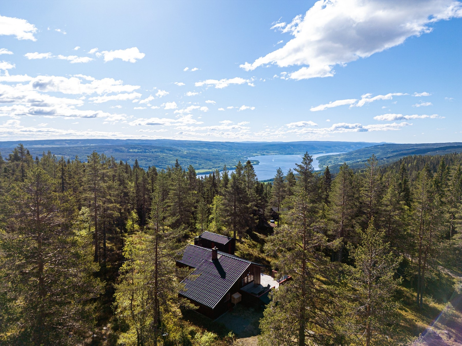 Fin utsikt fra eiendommen mot Randsfjorden og Hov Galleribilde