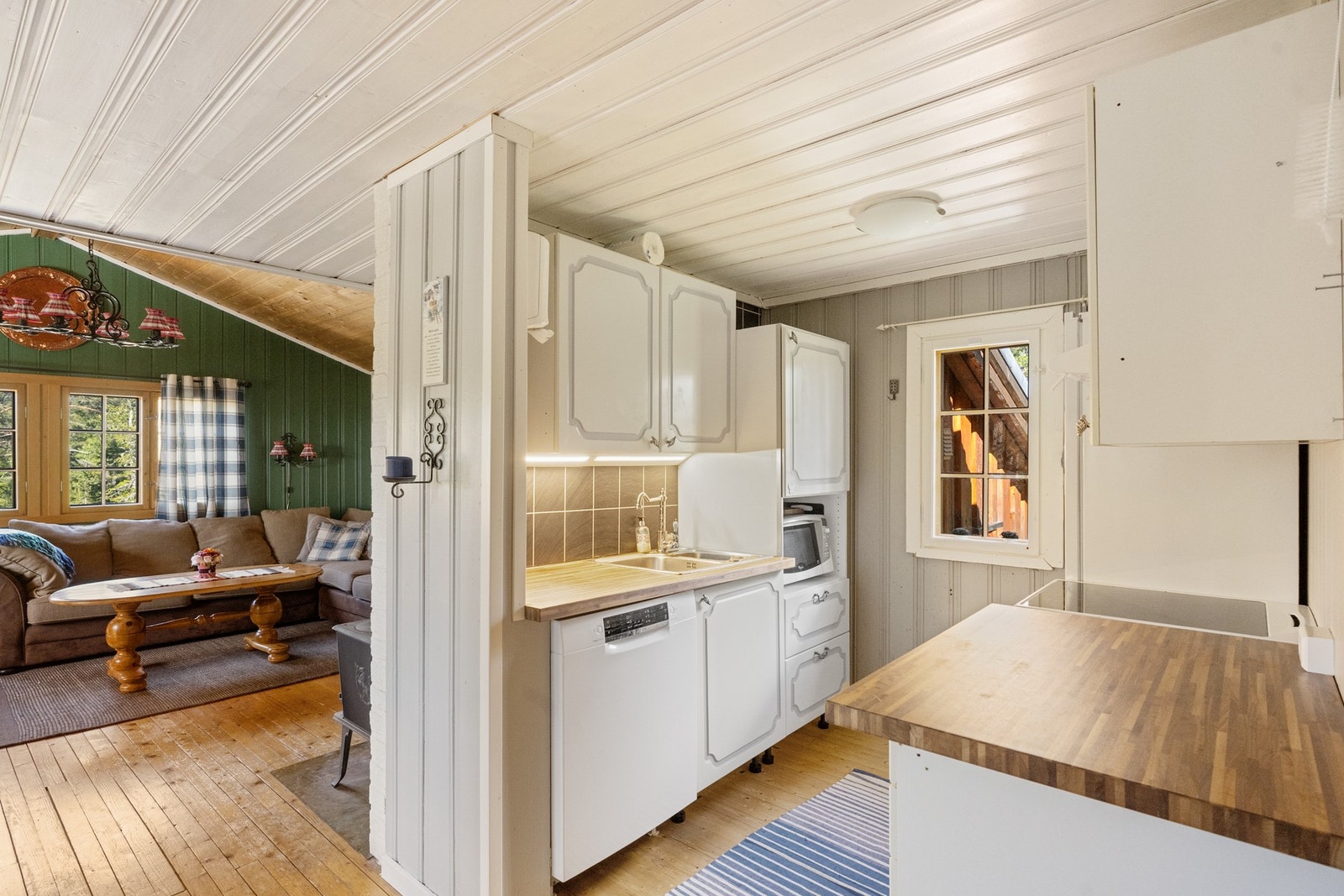 Kjøkken med oppvaskmaskin, kombi kjøl/fryseskap og komfyr Galleribilde