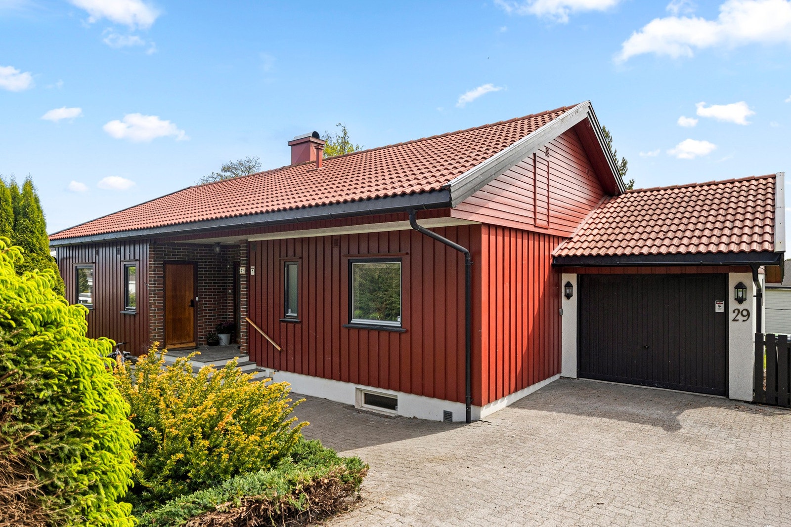 Boligen har en sentral og familievennlig beliggenhet i Råde kommune, med kort vei til det meste man trenger i hverdagen. Galleribilde