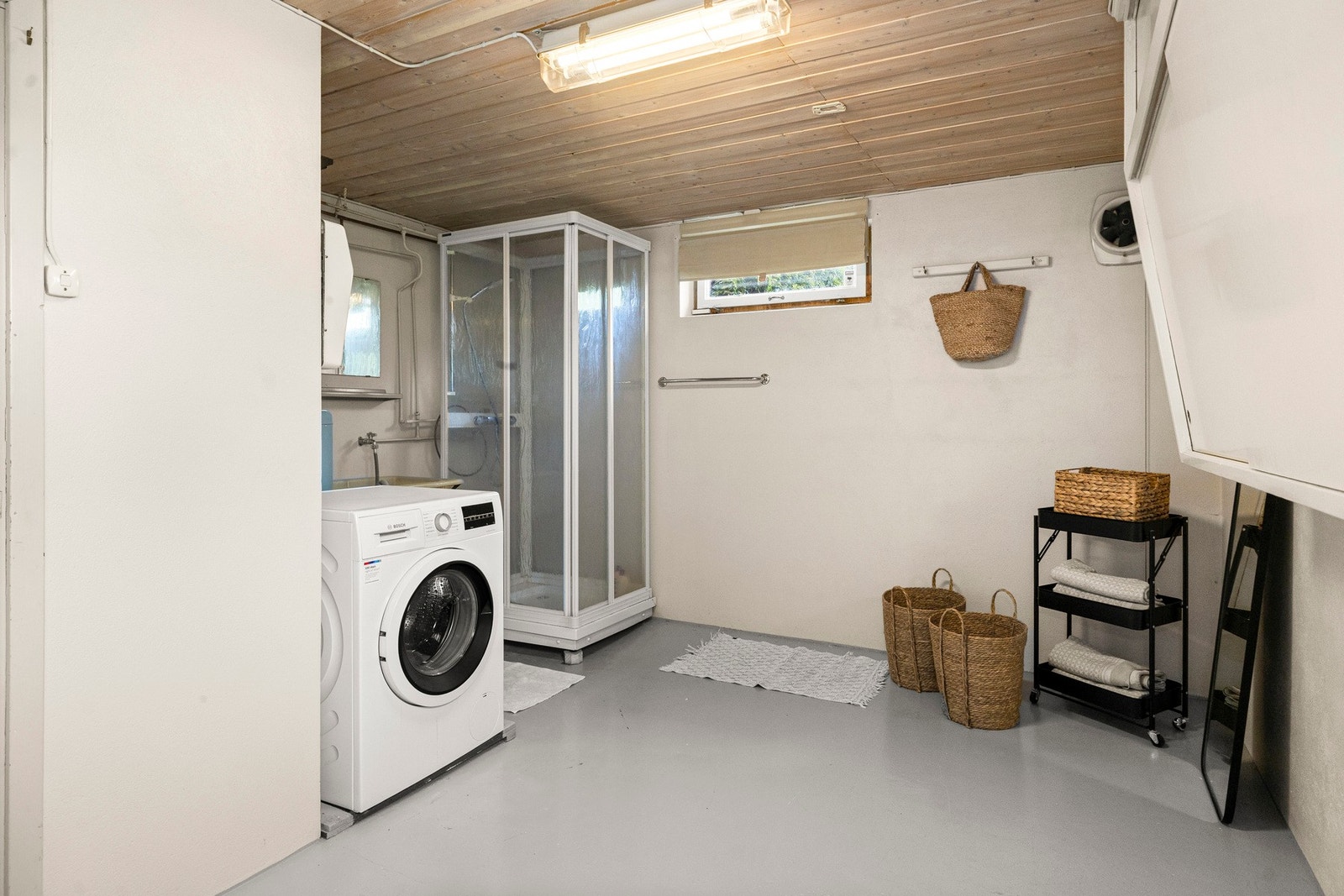 Bad/vaskerom i kjeller. Rommet består av skyllekum, dusjkabinett og opplegg for vaskemaskin/tørketrommel. Galleribilde