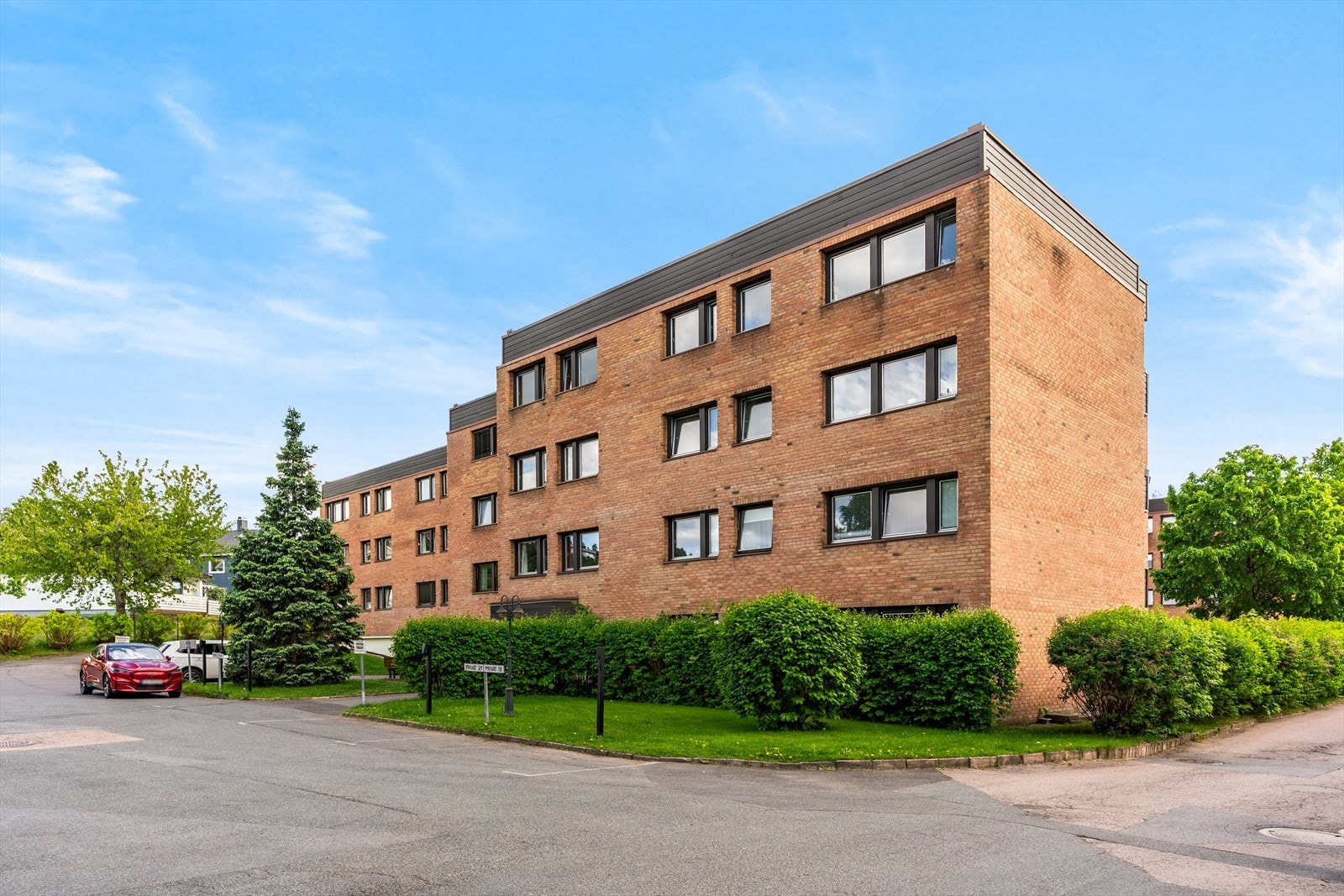 Fellesareal er opparbeidet med plen, diverse beplantning, lekeareal, interne gangveier og parkeringsplasser. Galleribilde
