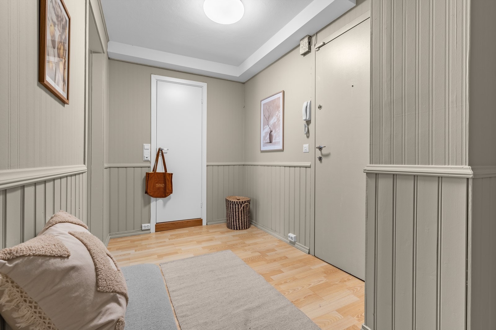 Her blir man møtt med en lys og åpen entrè. Galleribilde
