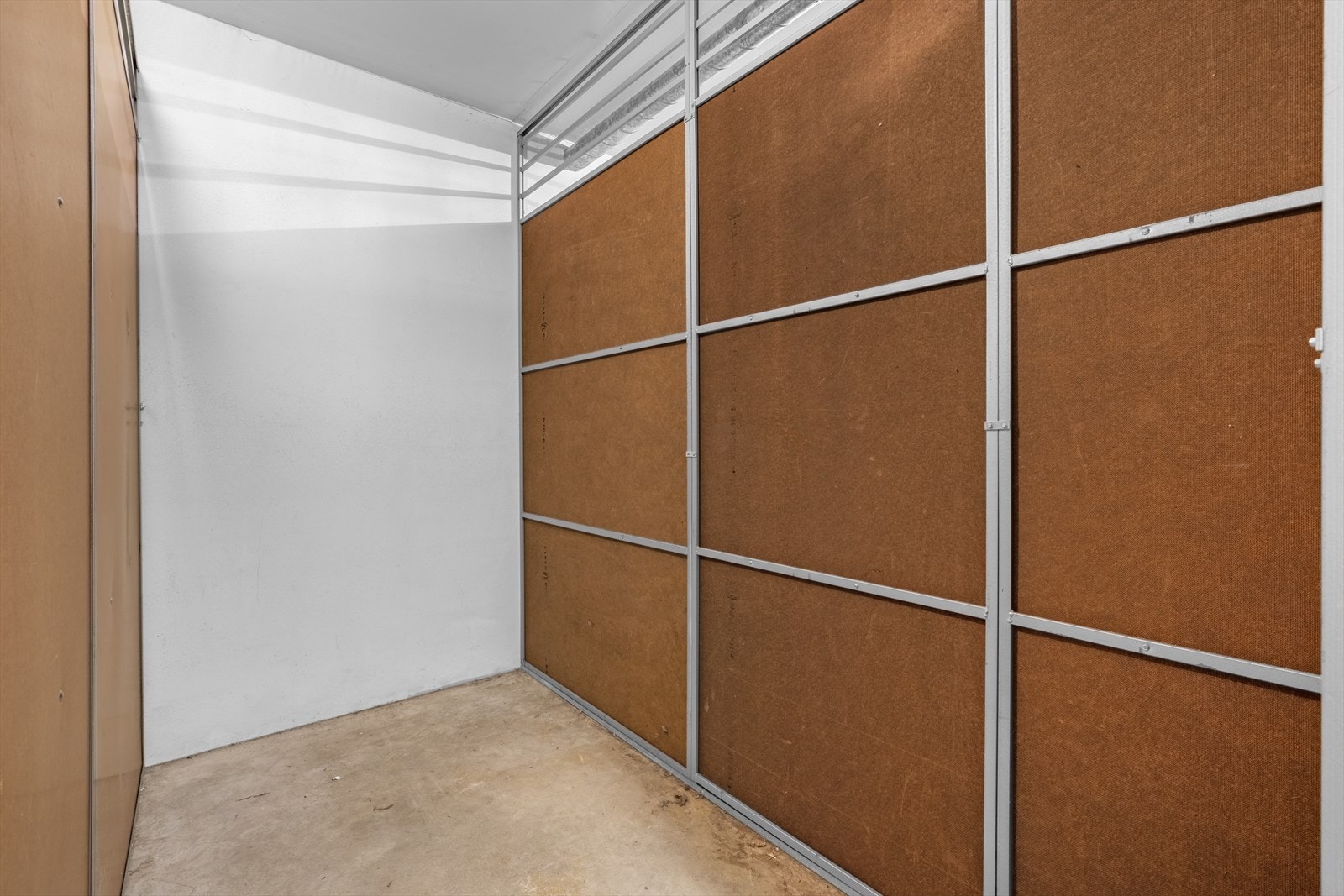 To eksterne boder, merket med nummer 2. Galleribilde