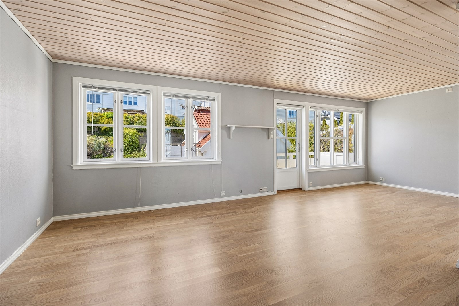 Lys og romslig stue med generøse vindusflater. Galleribilde