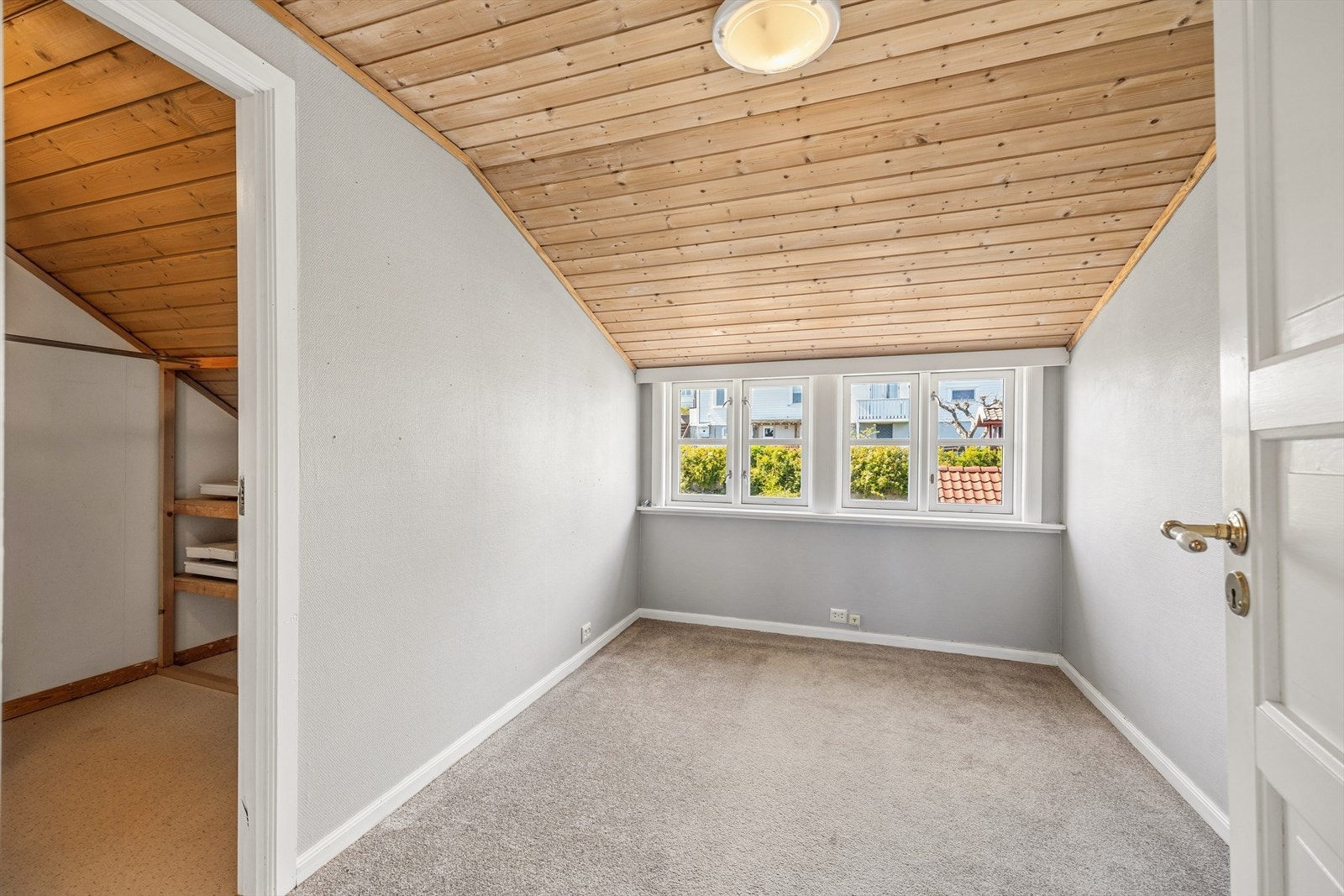 Soverom 2 med dør til bod. Galleribilde