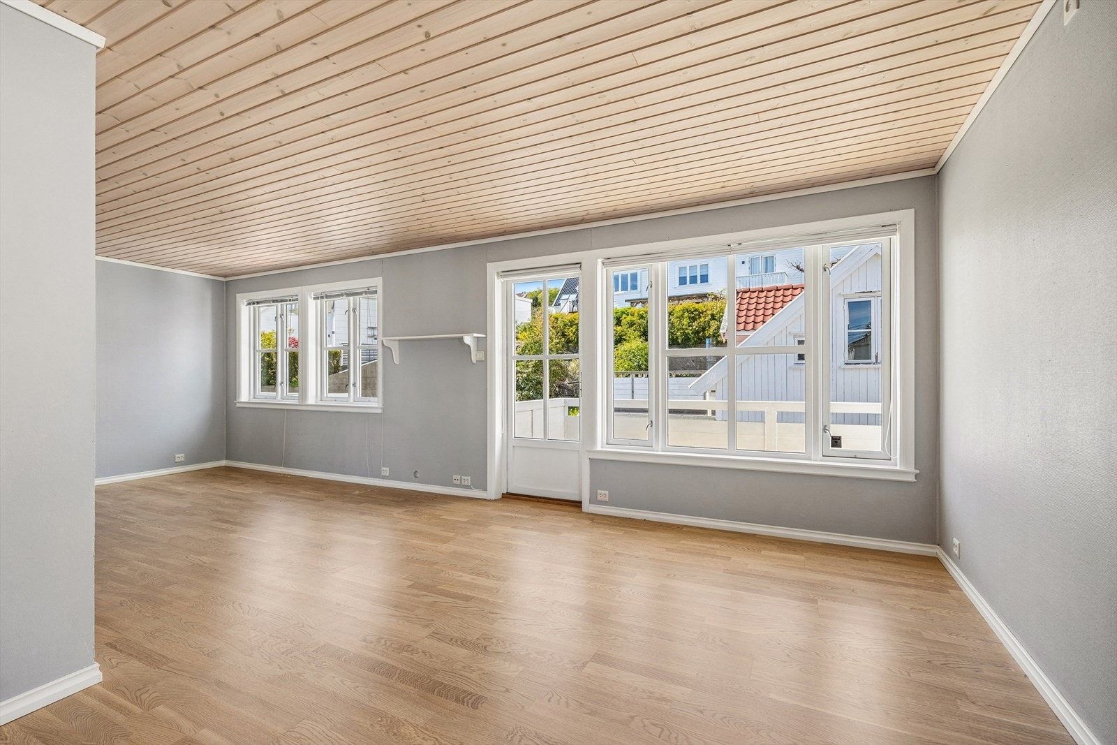Fra stuen er det utgang til balkong. Galleribilde