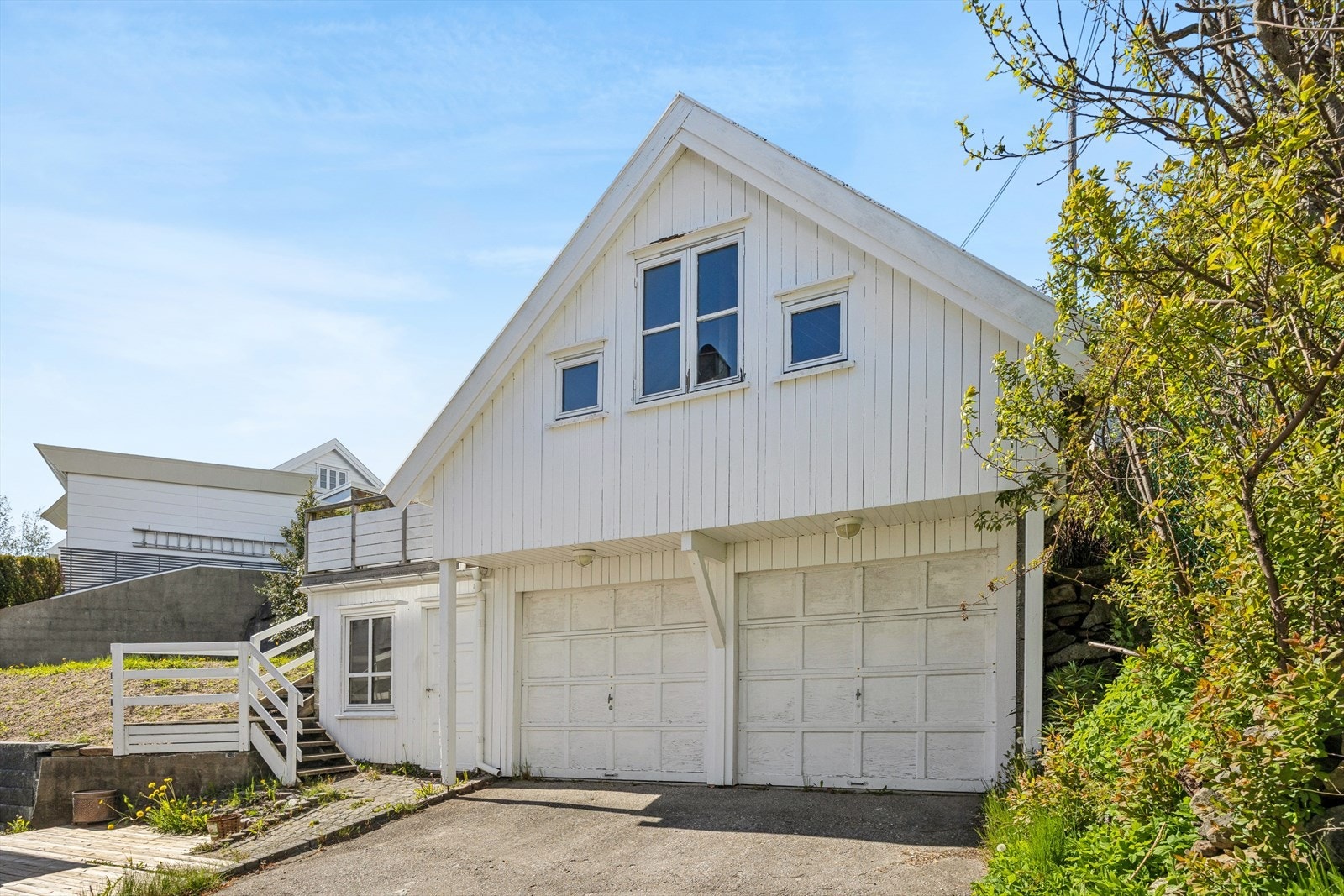 Frittliggende dobbel garasje med loft som tilhører leiligheten. Galleribilde