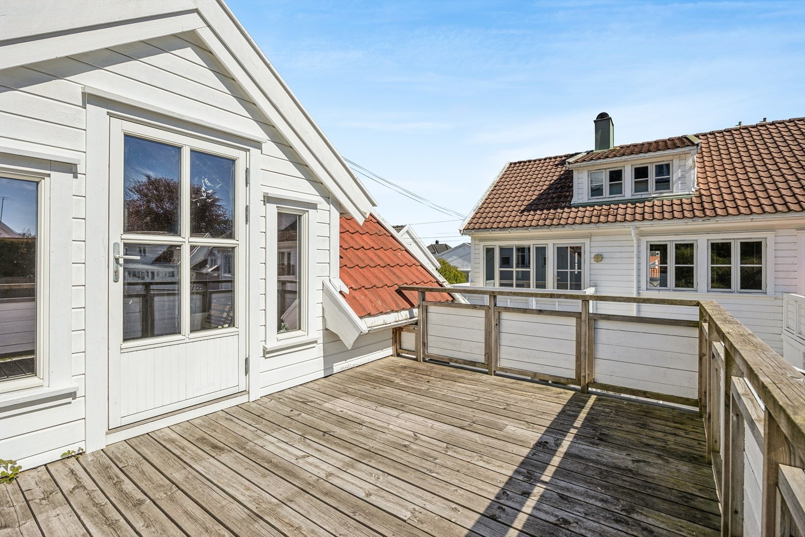 Terrasse i tilknytning til loft over garasje. Galleribilde