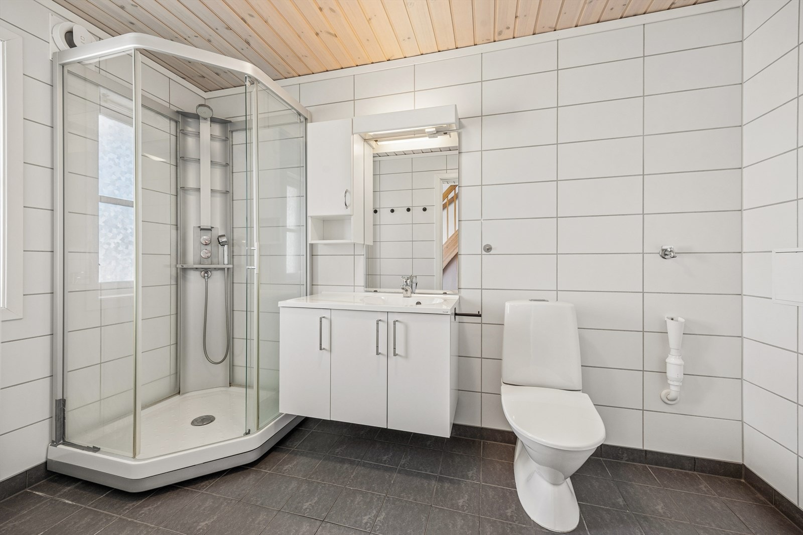 Baderom med fliser på gulv og vegger. Varmekabler i gulv. Opplegg for vaskemaskin. Galleribilde