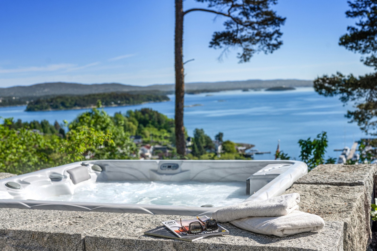 Nyt rolige stunder i jacuzzien mens du skuer utover Oslofjorden. Her får du en utsikt og atmosfære som gir følelsen av ferie året rundt. Galleribilde