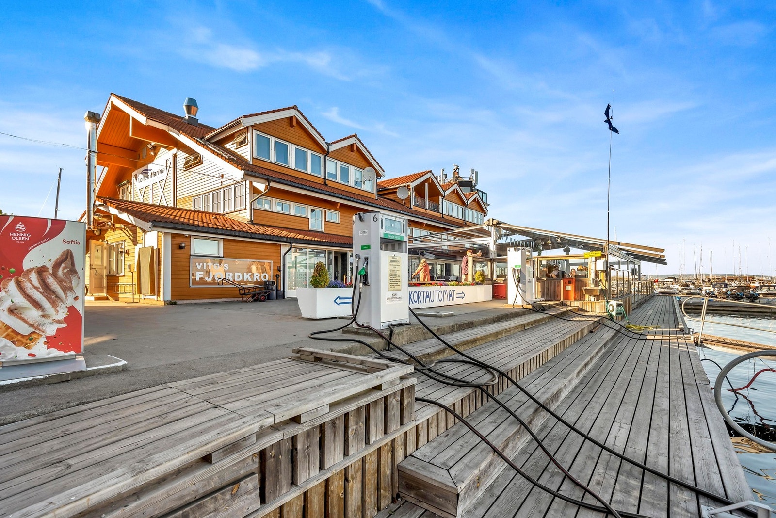 Marina med bryggebutikk og Bukta Matbar Galleribilde