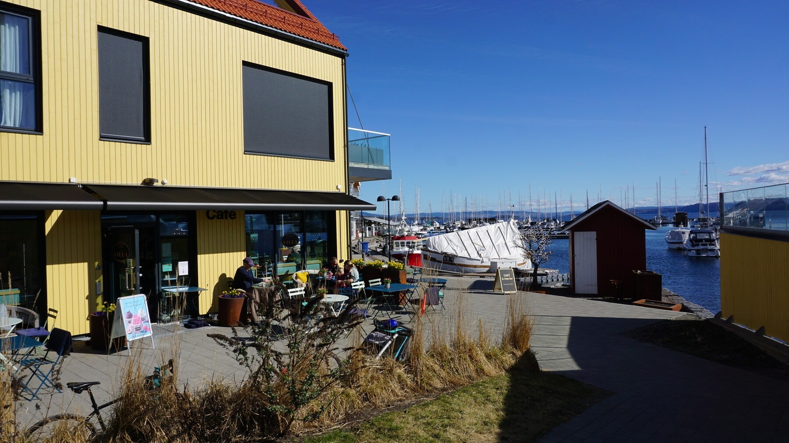 Nede på brygga finner du flere fine tilbud. Her er Penny Lane, en superfin cafè som har flotte retter, vin og øl m.m. Galleribilde