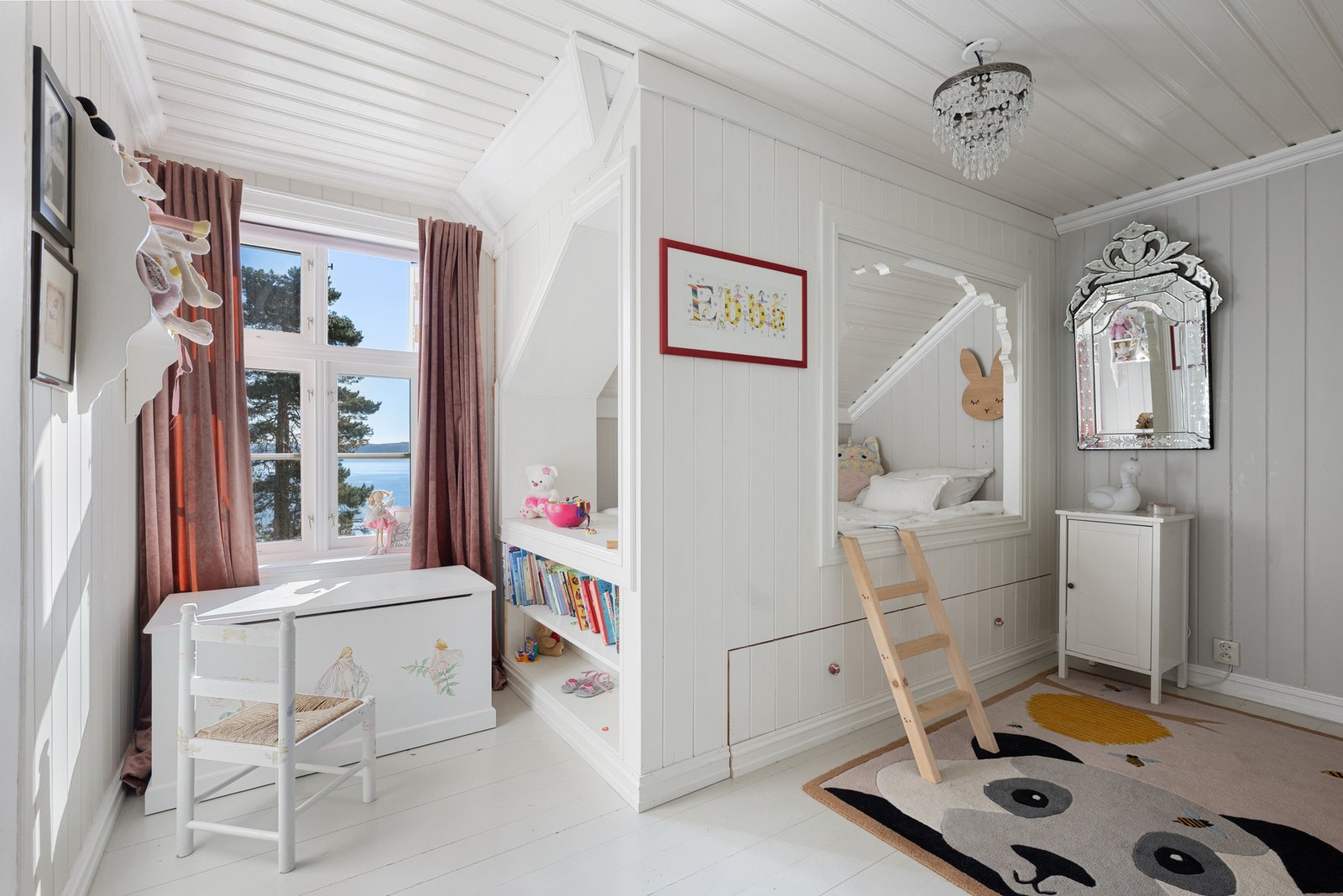 Lyst og trivelig soverom som passer perfekt som barnerom, gjesterom eller hjemmekontor. Galleribilde