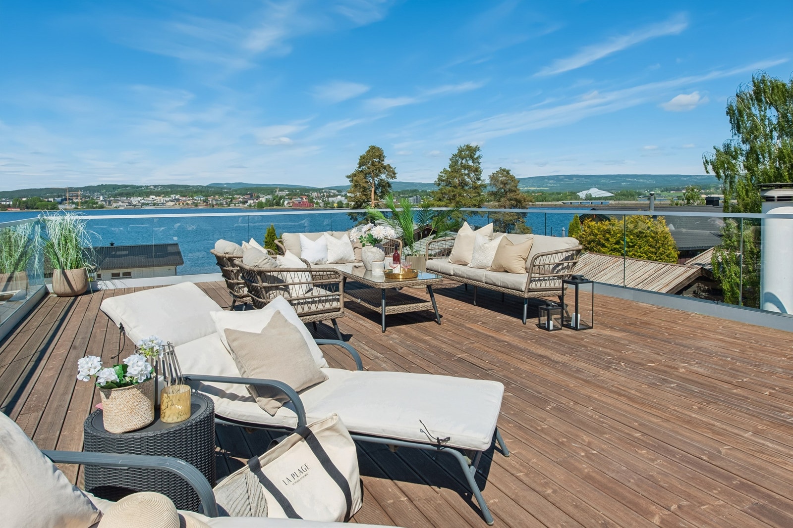 Takterrasse med fantastisk utsikt og svært gode solforhold Galleribilde