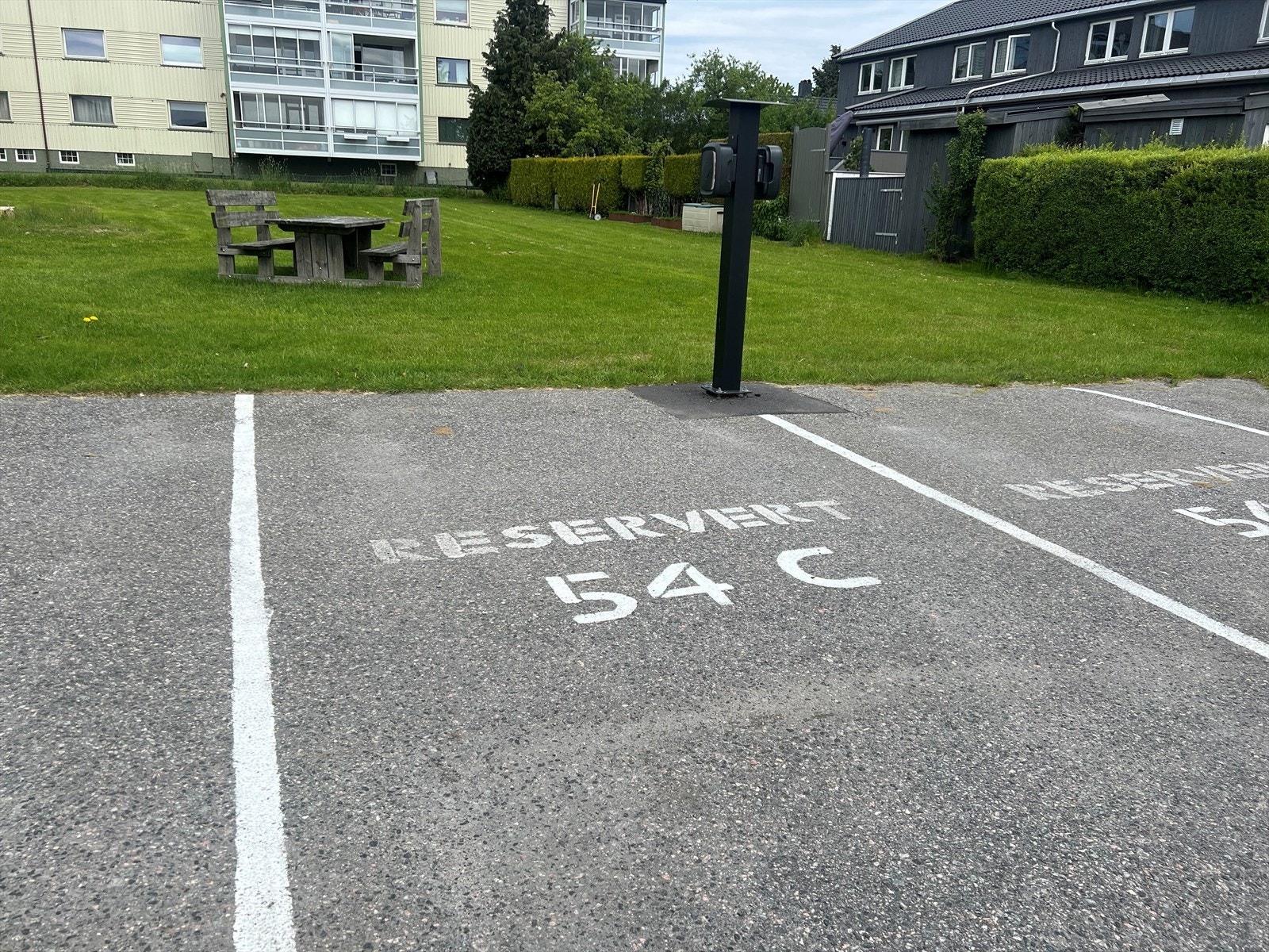 Fast parkeringsplass med mulighet for lading av EL-Bil. Galleribilde