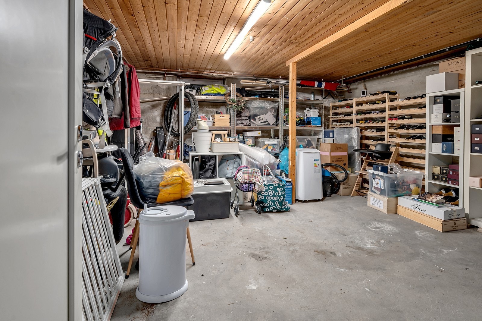 Kjellerbod med målbart areal på ca. 19 m² (Ikke medregnet arealbeskrivelsen) Galleribilde