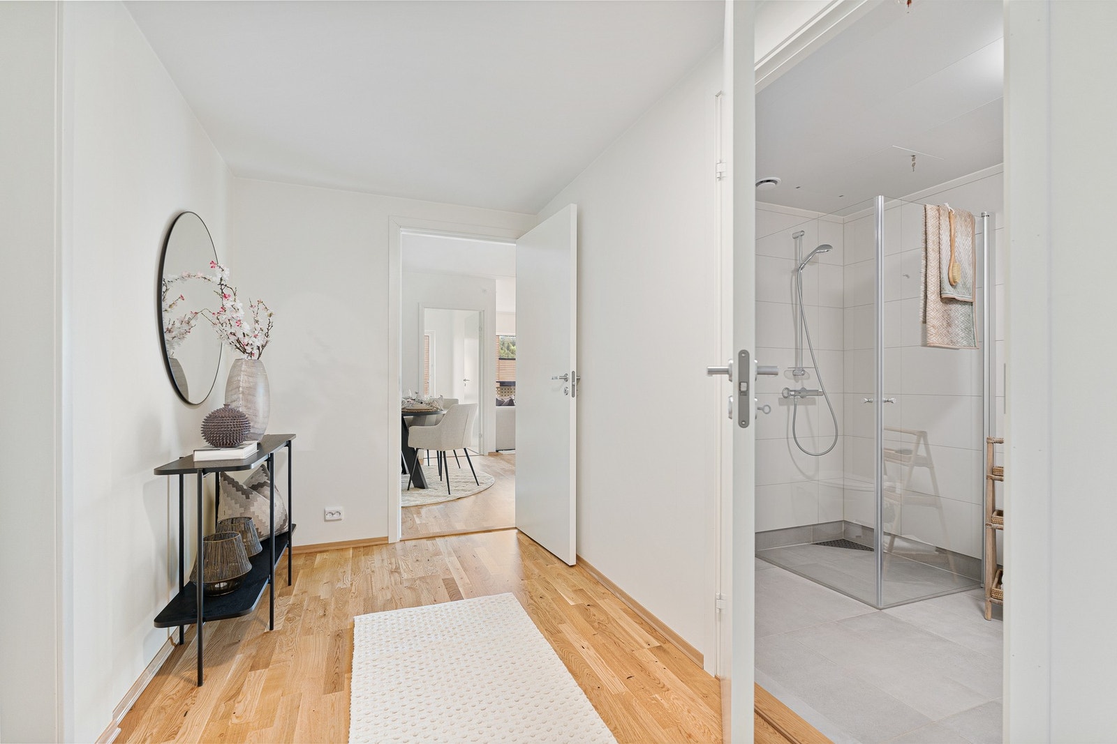 Romslig entré med oppbevaringsmuligheter. Galleribilde