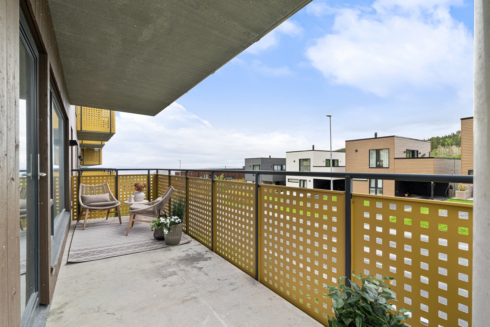 Bygget har enn stor felles takterrasse med fantastisk sjøutsikt og gode solforhold. Galleribilde
