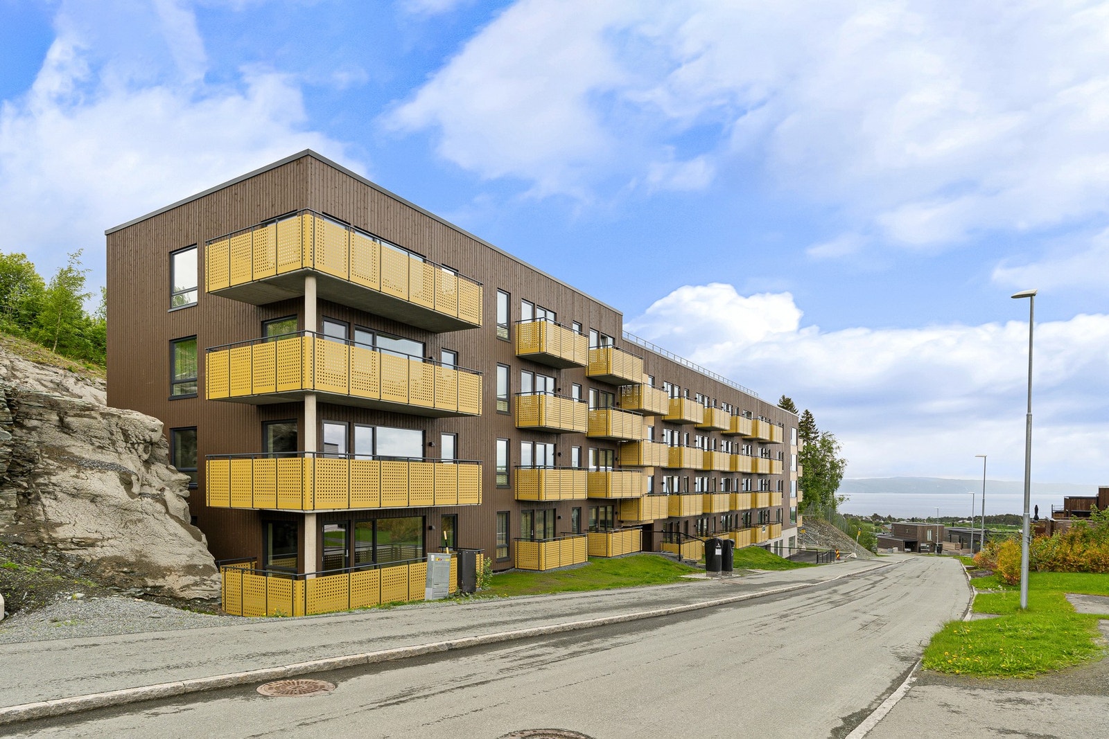 Leiligheten har en fin beliggenhet på hjørnet av blokka. Galleribilde