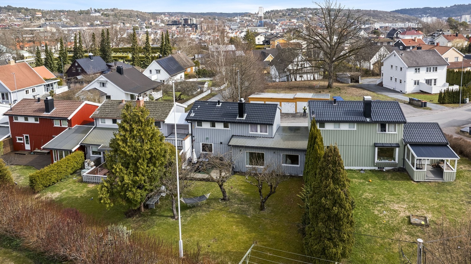 Fra stuen er det utgang til en romslig terrasse og hage med gode solforhold - et flott sted for familieliv og sosiale sammenkomster.
Foto: Fotograf Magik Galleribilde