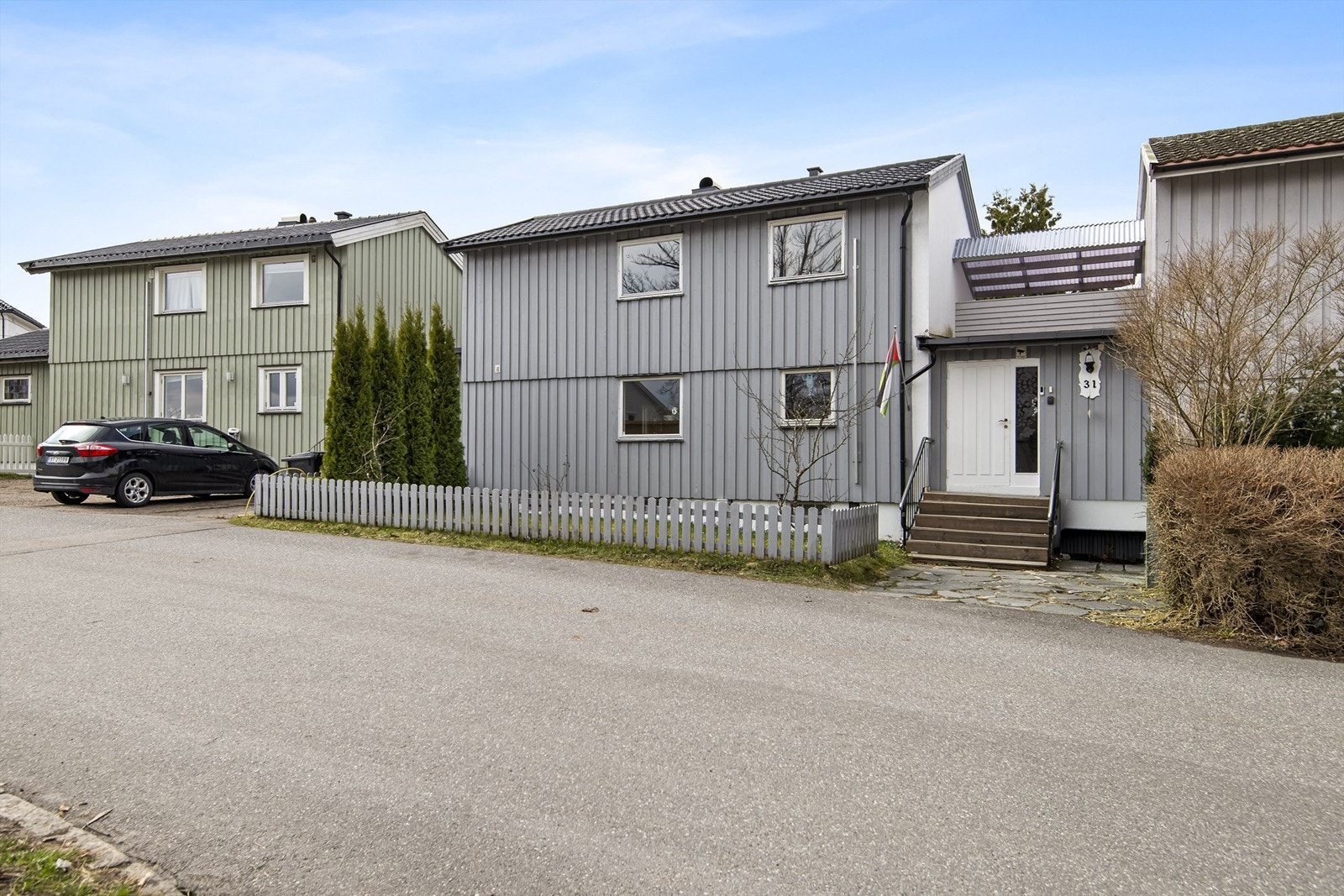 Eiendommen har en velholdt fasade og en hyggelig, inngjerdet forhage. Galleribilde