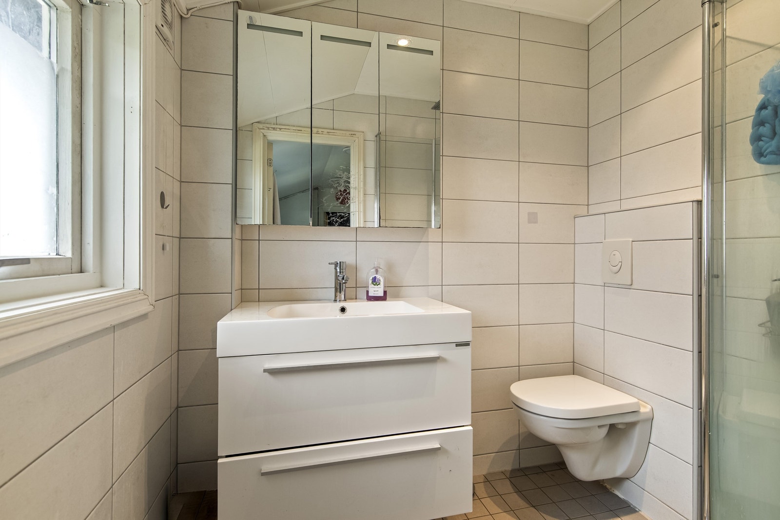 Dette badet har elektriske varmekabler i gulvet for god komfort. Galleribilde