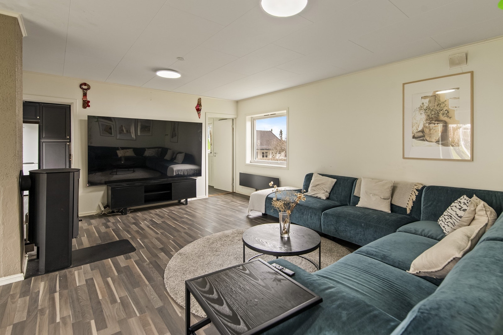 God plass til en stor sofagruppe gjør stuen til et naturlig samlingspunkt for familien. Galleribilde