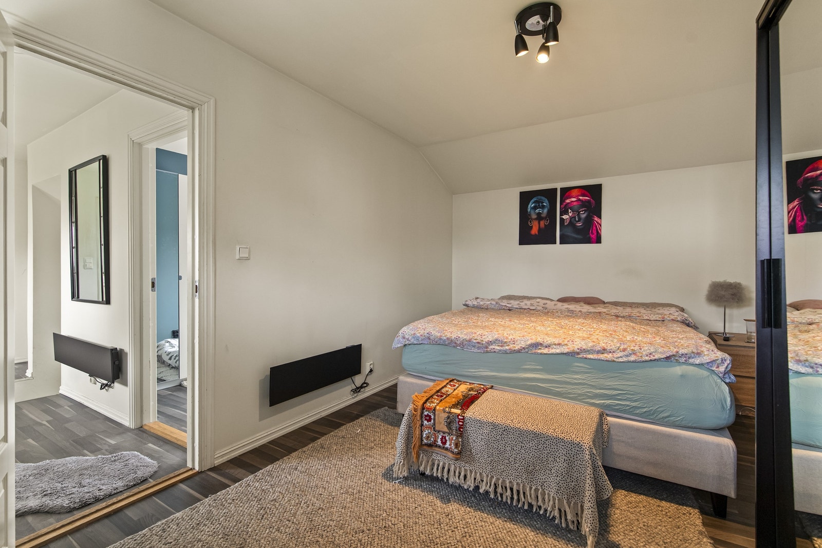Rommet er lyst og har plass til nattbord på begge sider av sengen. Galleribilde