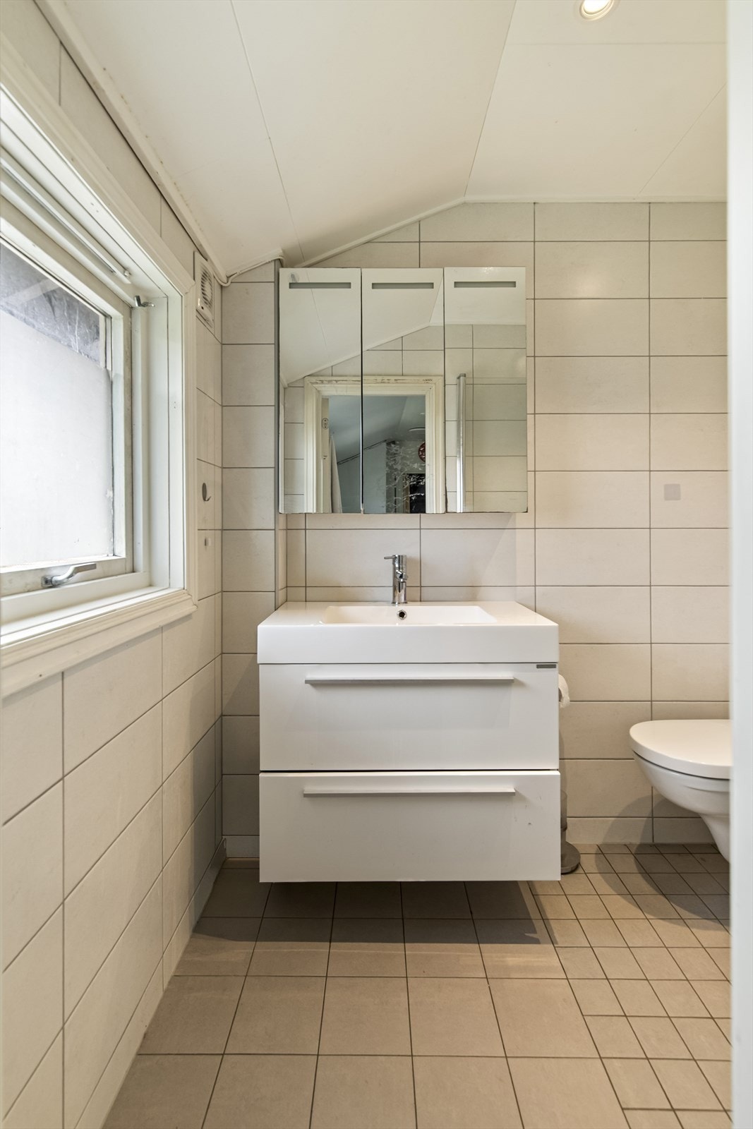 Badet i andre etasje er utstyrt med vegghengt toalett og servant med skuffeløsning. Galleribilde