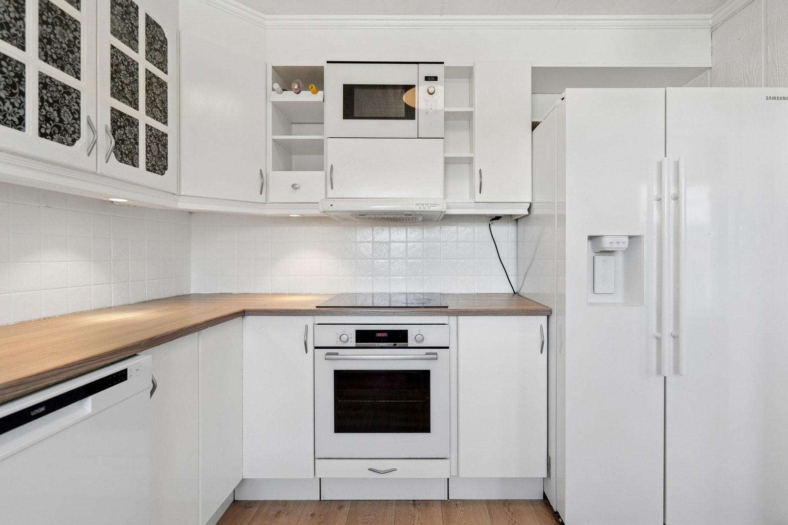 Kjøkkenet er utstyrt med integrert komfyr og induksjonstopp, samt et frittstående kjøl/fryseskap med isbitmaskin. Galleribilde