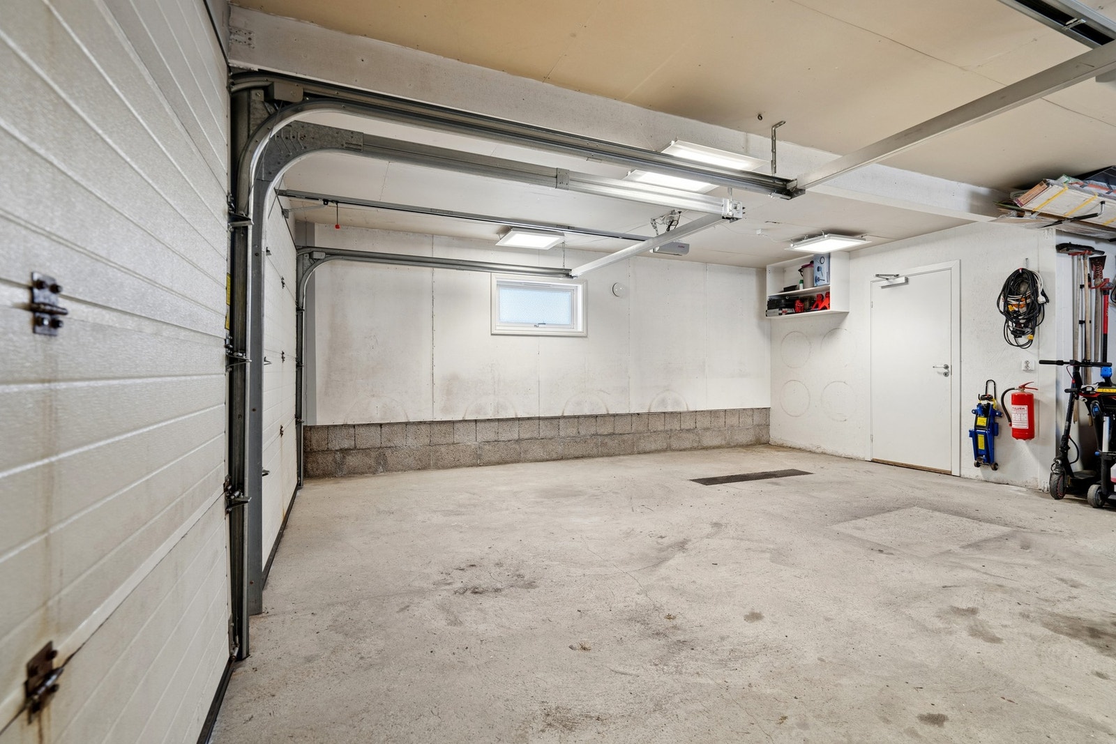 Dobbelgarasje fra 2009 med støpt betonggulv og leddporter med portåpnere. Galleribilde