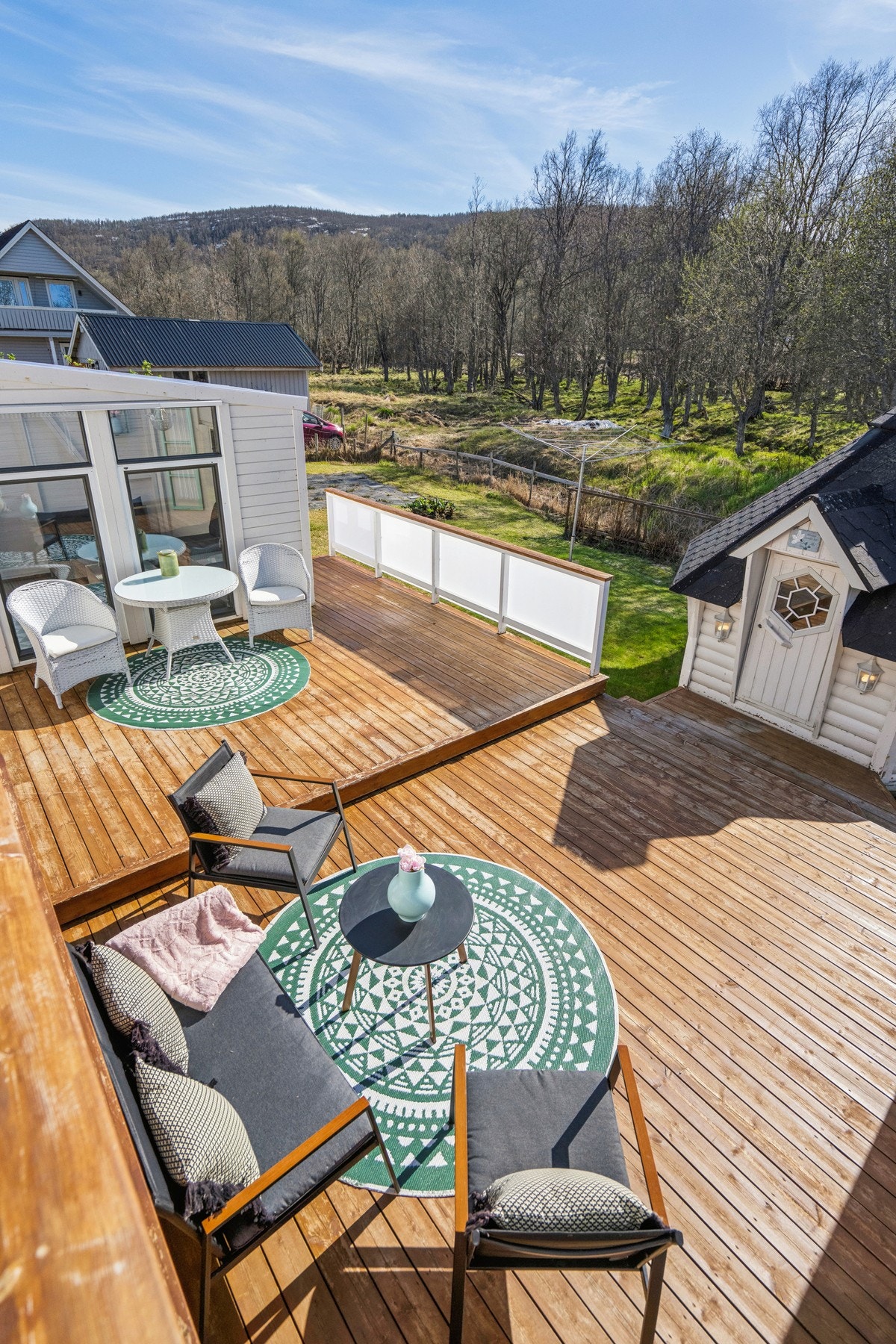 Eiendommen har uteplasser på flere nivåer, som til sammen utgjør et terrasseareal på hele 71 m²! Galleribilde