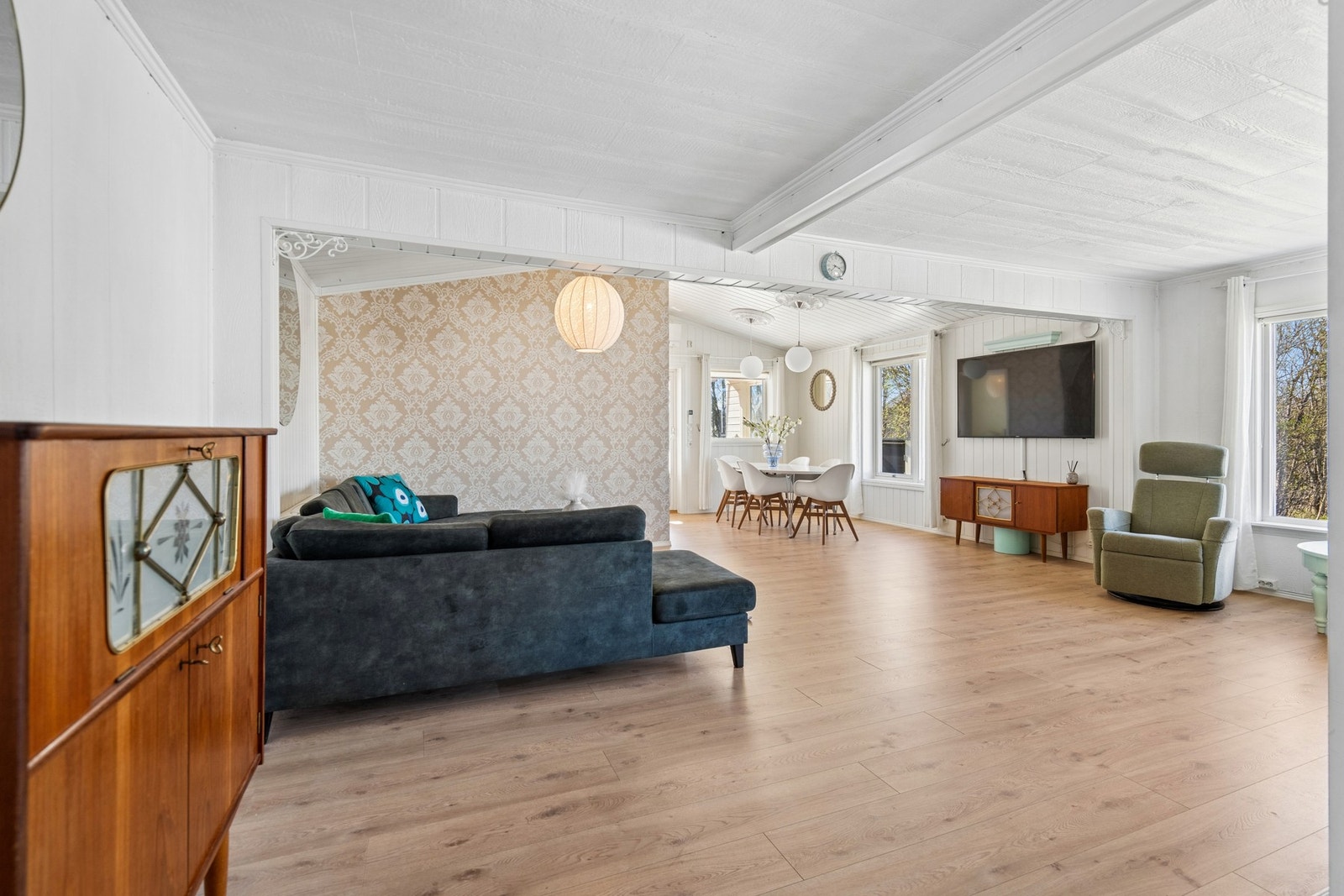 Overflatene i boligen består av en blanding av malte plater, trepanel og tapet. Galleribilde