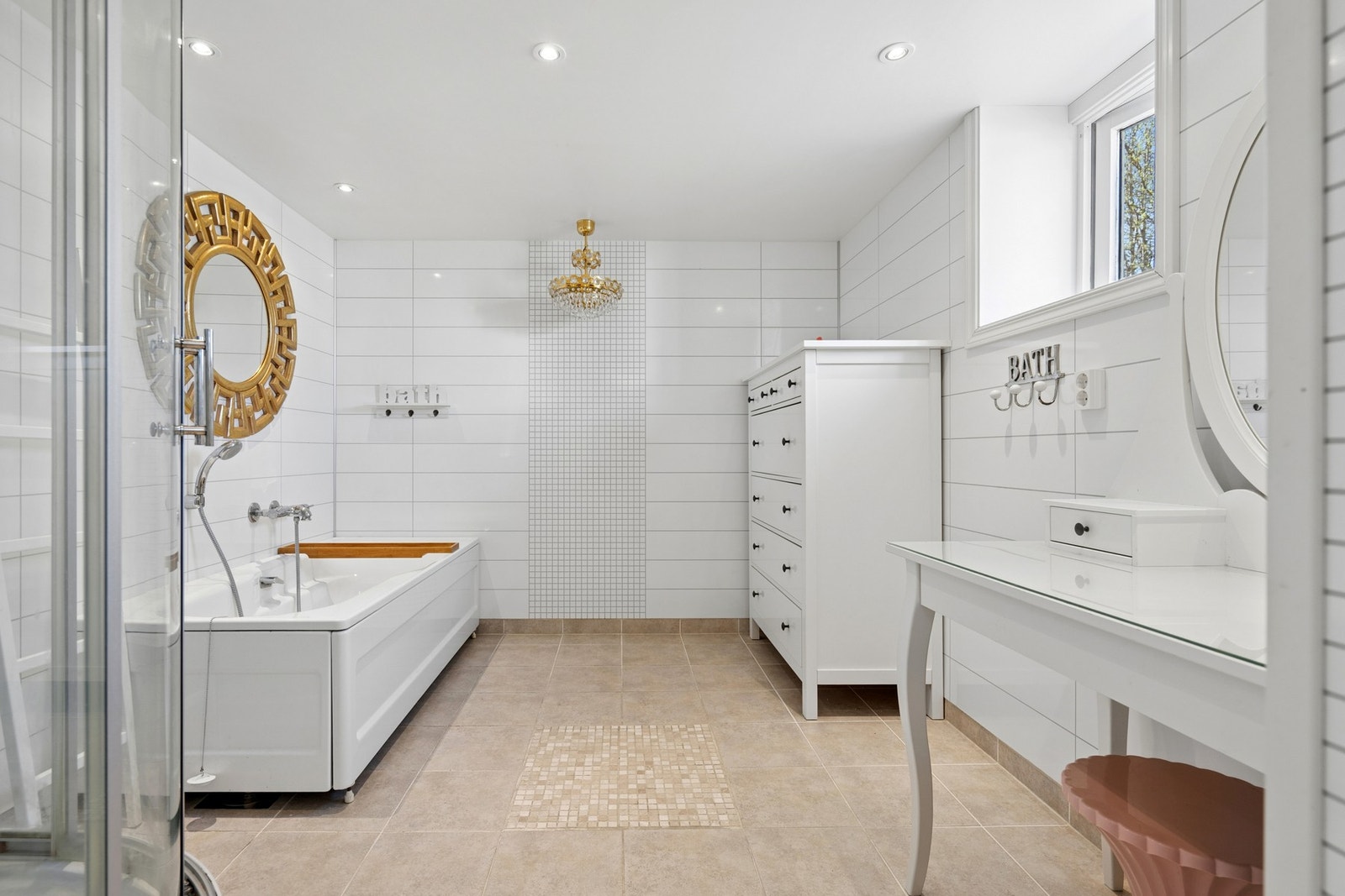 Badet i kjelleren ble pusset opp i 2013 og er utstyrt med både badekar og dusjkabinett. Galleribilde