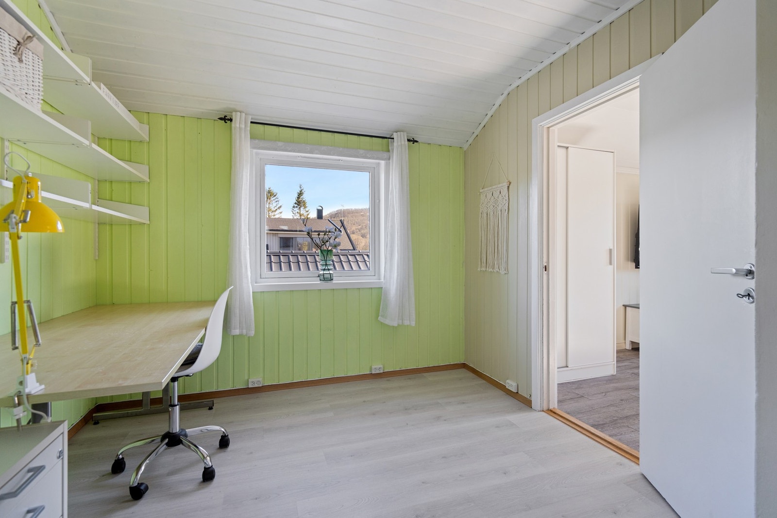 Et eget kontor i loftsetasjen gir mulighet for en rolig og adskilt arbeidsplass. Galleribilde