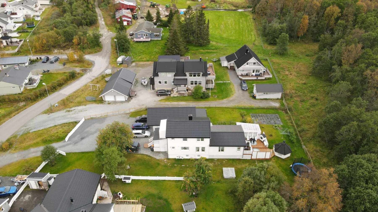 For fritidsaktiviteter ligger Tønsvika kunstgressbane i gangavstand, og det er kort vei til sjøen. Galleribilde