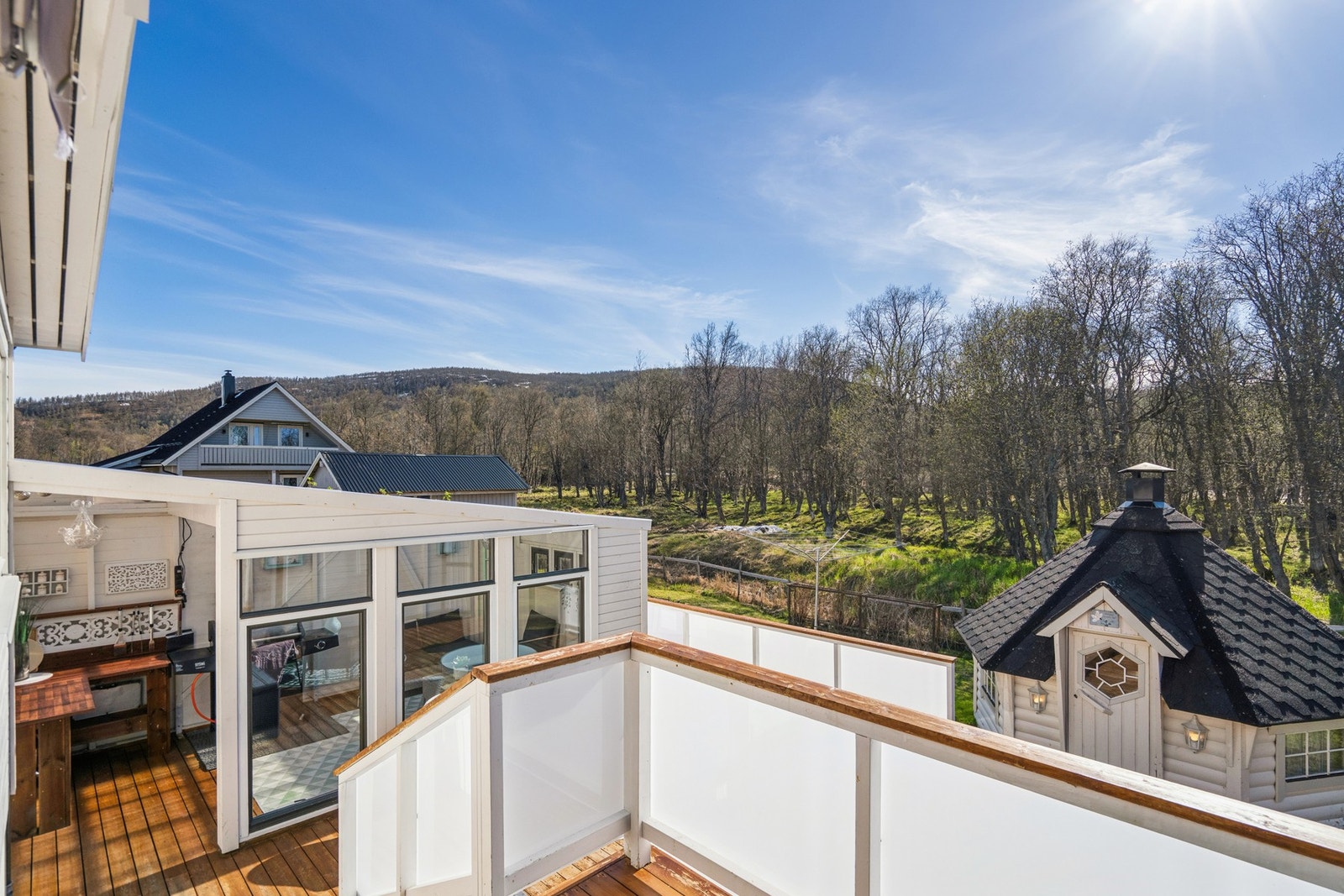 Fra uteplassene er det utsyn over det rolige nabolaget og omkringliggende natur. Galleribilde