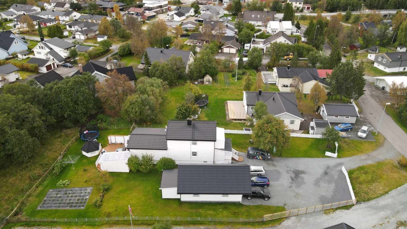 Boligen ligger i et etablert og rolig boligområde med lite gjennomgangstrafikk. Galleribilde