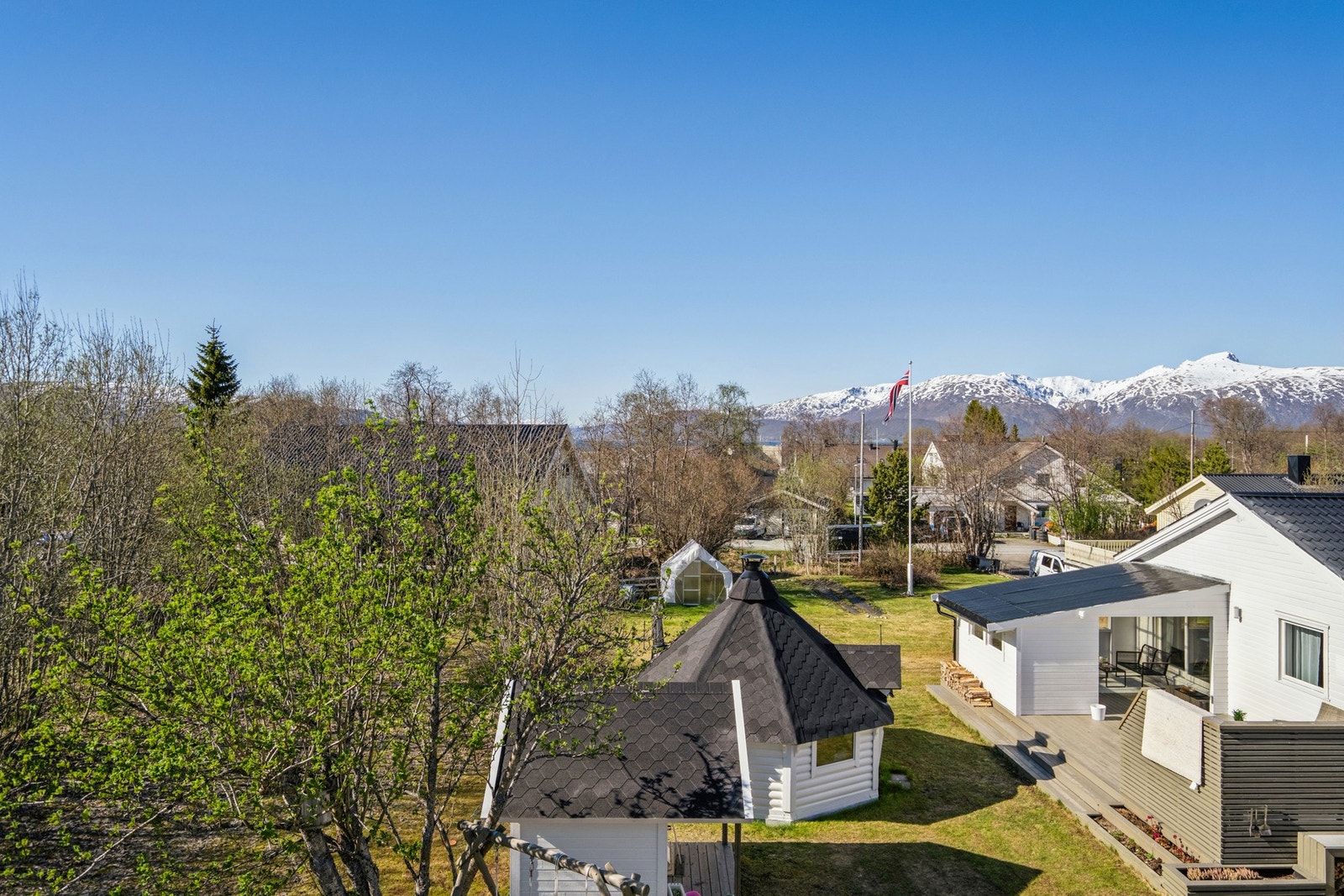 Utsikt mot de omkringliggende fjellene, inkludert de majestetiske Lyngsalpene i det fjerne. Galleribilde
