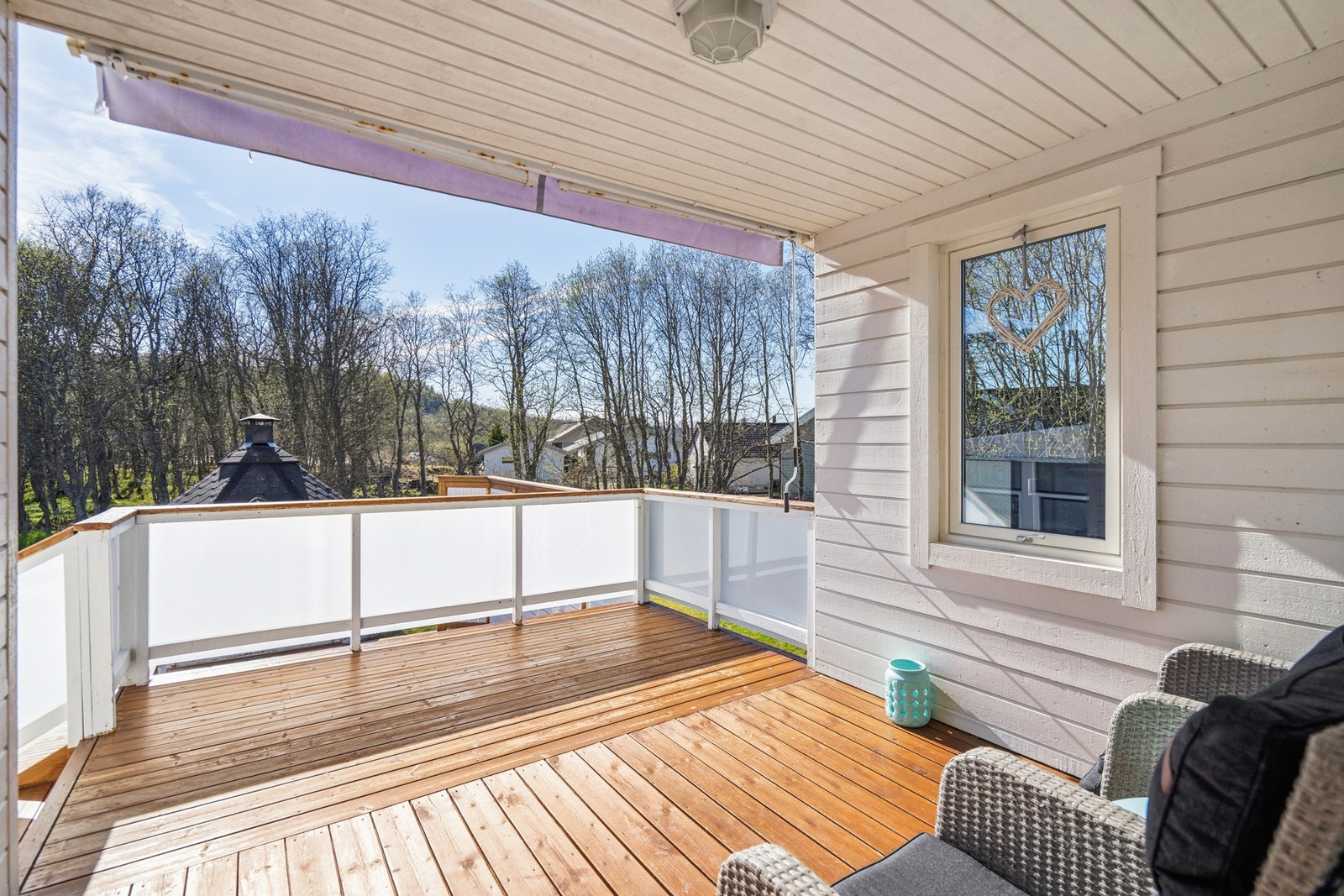 En overbygget del av uteplassen ved stuen gir ly for vær og vind. Galleribilde