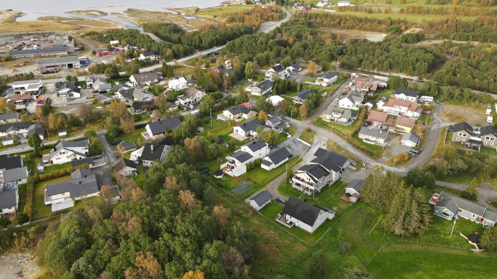 Nærmeste busstopp, Vikavegen, ligger kun tre minutters gange unna, med forbindelser videre mot byen. Galleribilde